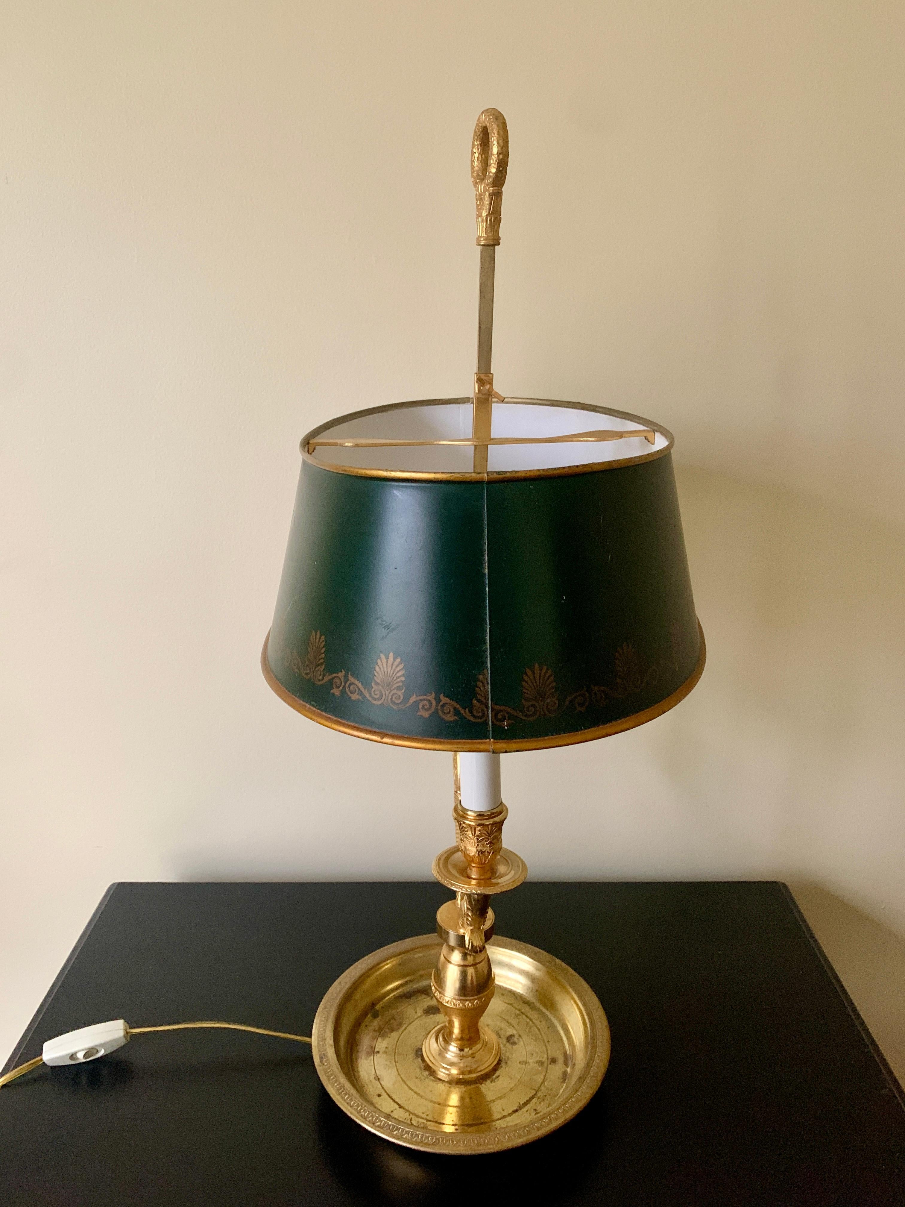 French Provincial Brass Bouillotte Lamp With Stenciled Green Tole Shade For Sale 5