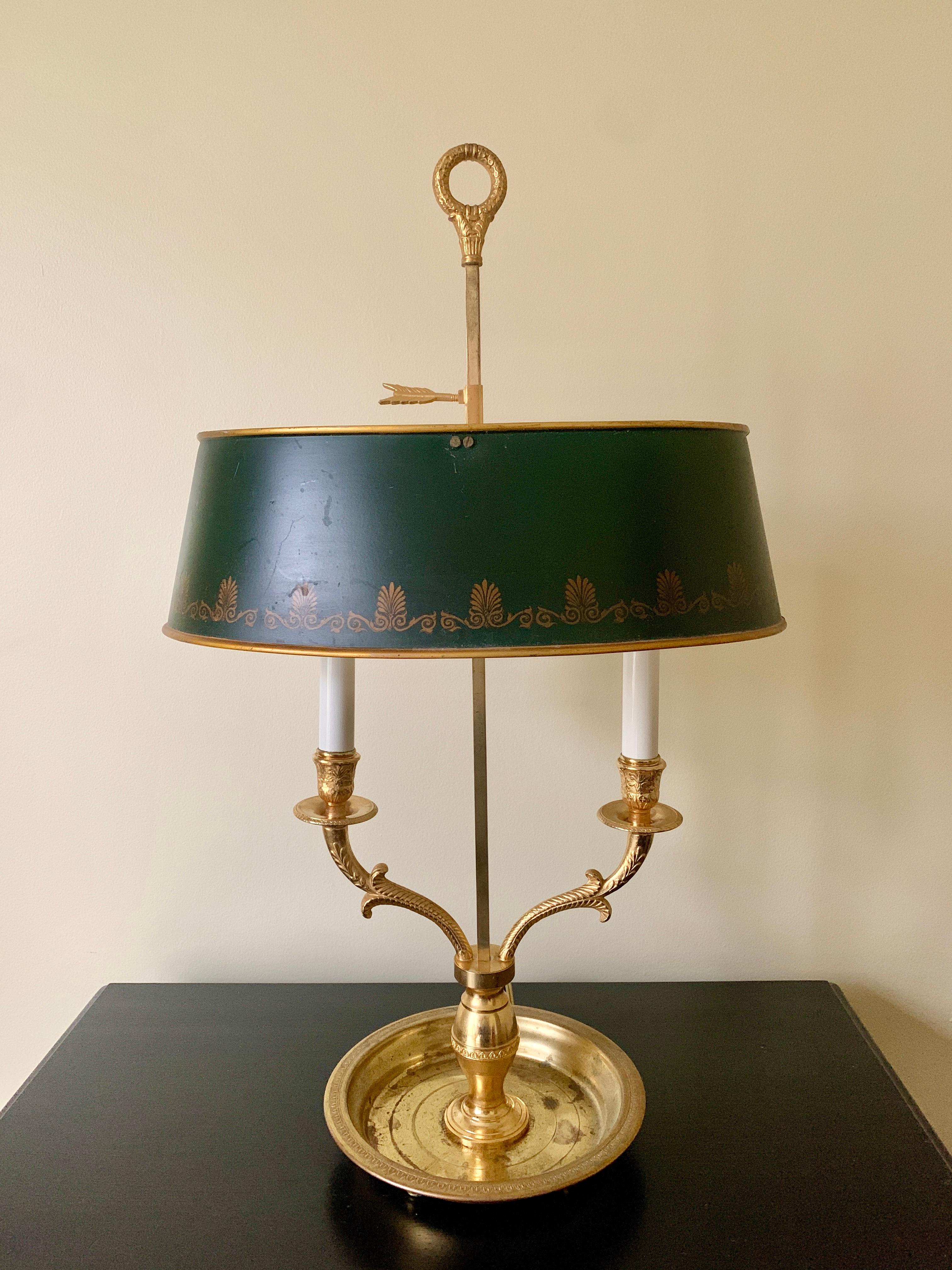 A gorgeous French Provincial solid brass bouillotte lamp with stenciled green tole shade

USA, Mid-20th Century

Measures: 14.75
