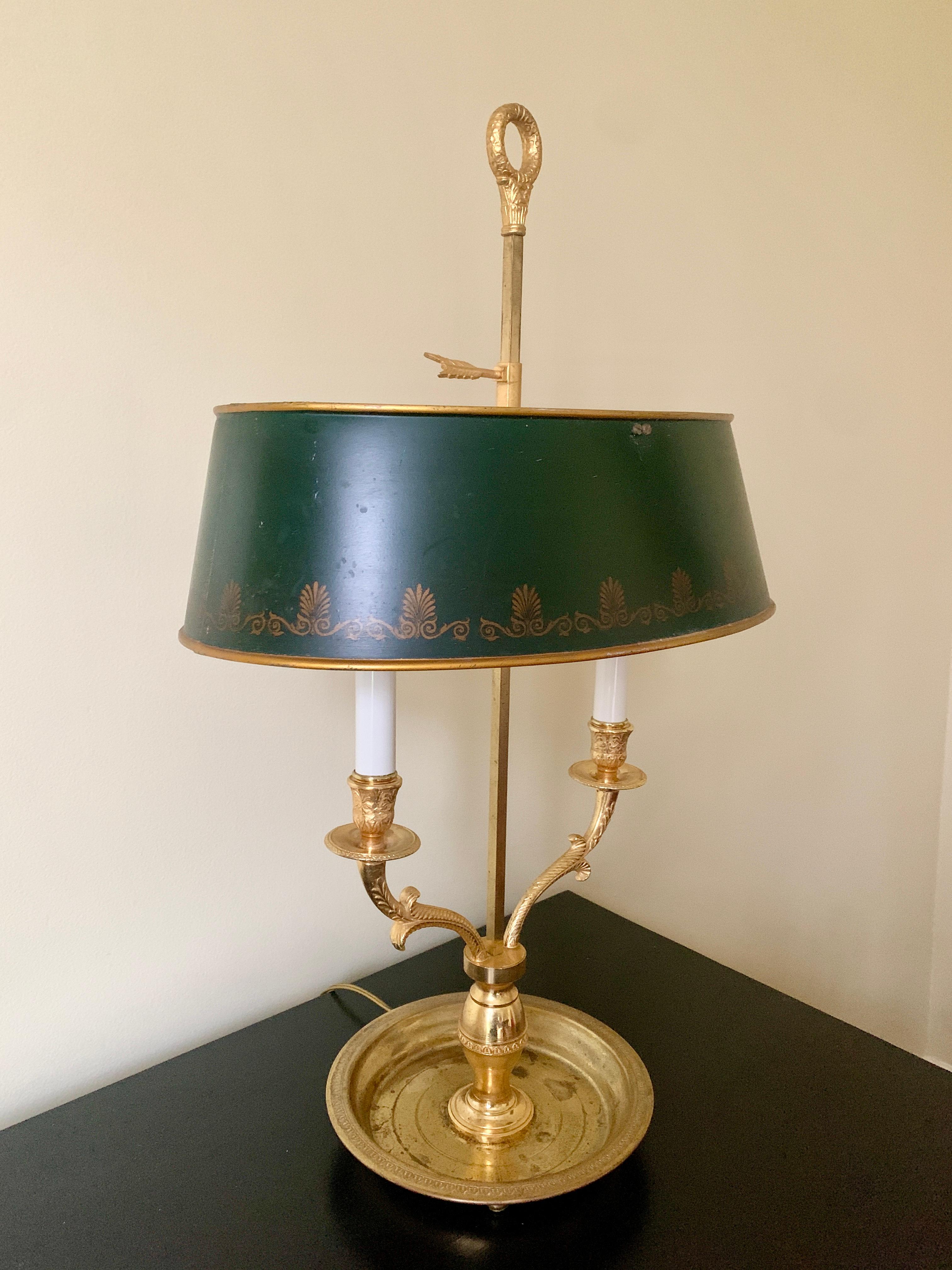 French Provincial Brass Bouillotte Lamp With Stenciled Green Tole Shade In Good Condition For Sale In Elkhart, IN