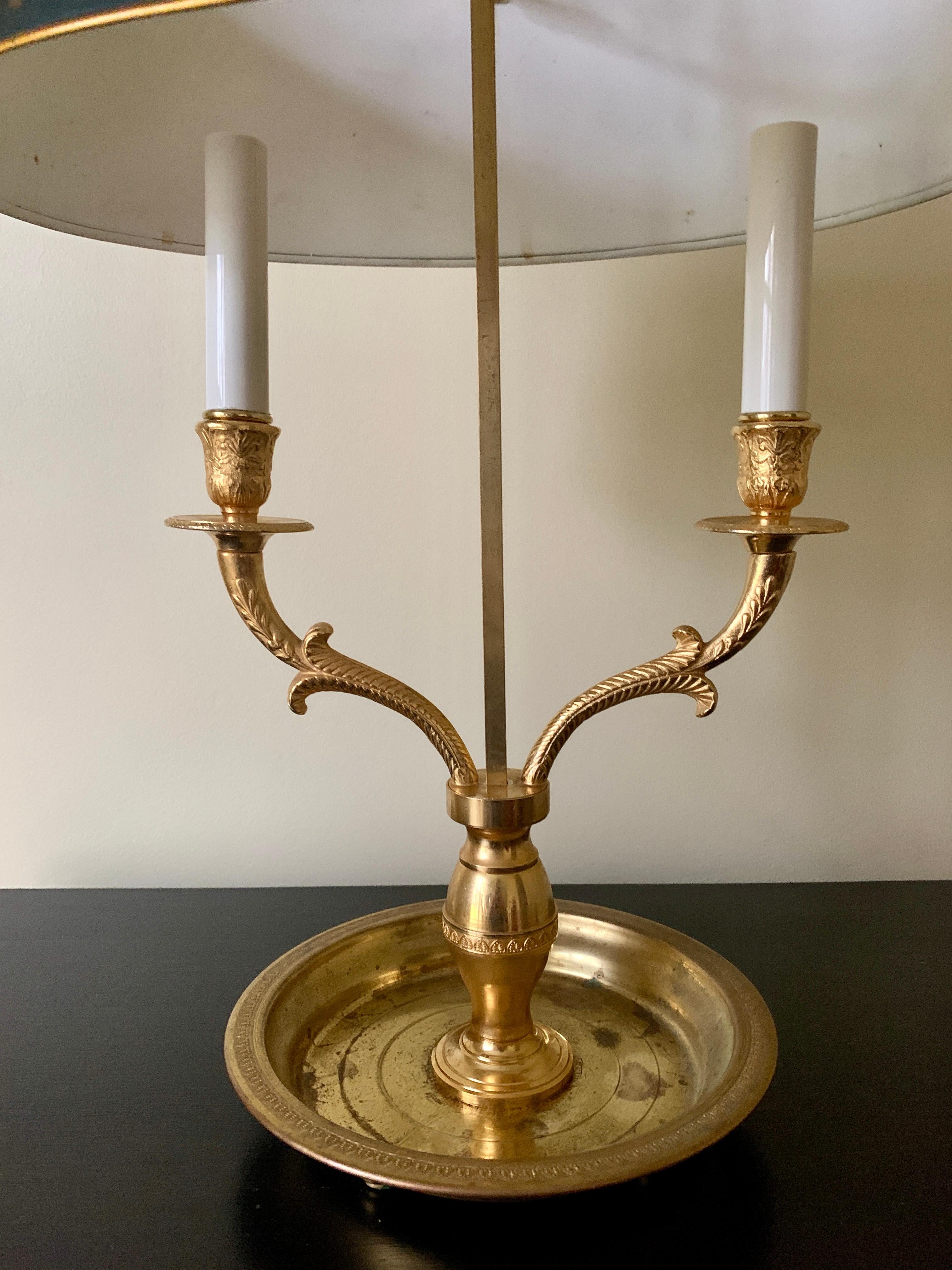 Metal French Provincial Brass Bouillotte Lamp With Stenciled Green Tole Shade For Sale