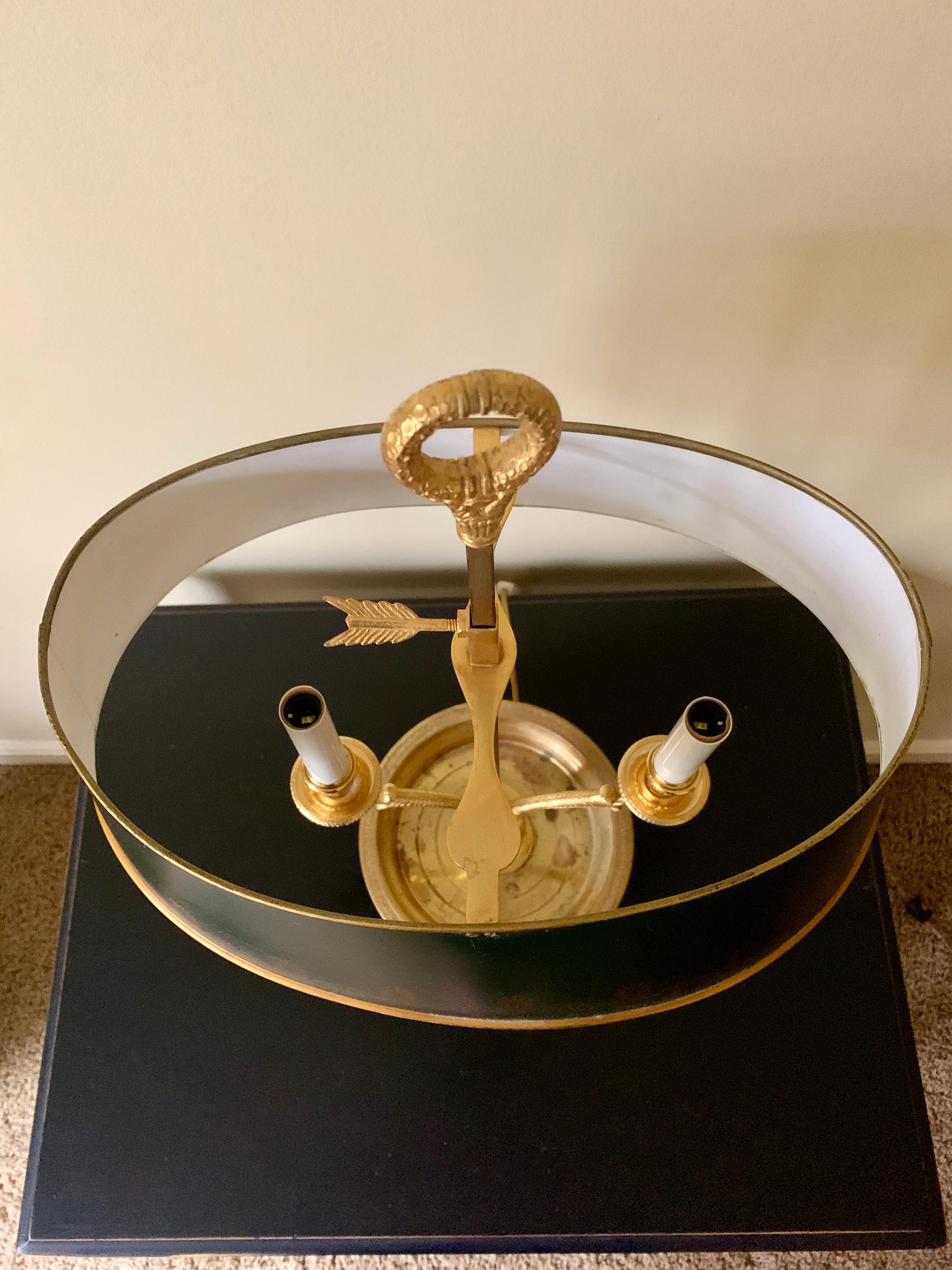 Bouillotte-Lampe aus Messing im französischen Provinzial-Stil mit schabloniertem grünem Zinnschirm 1