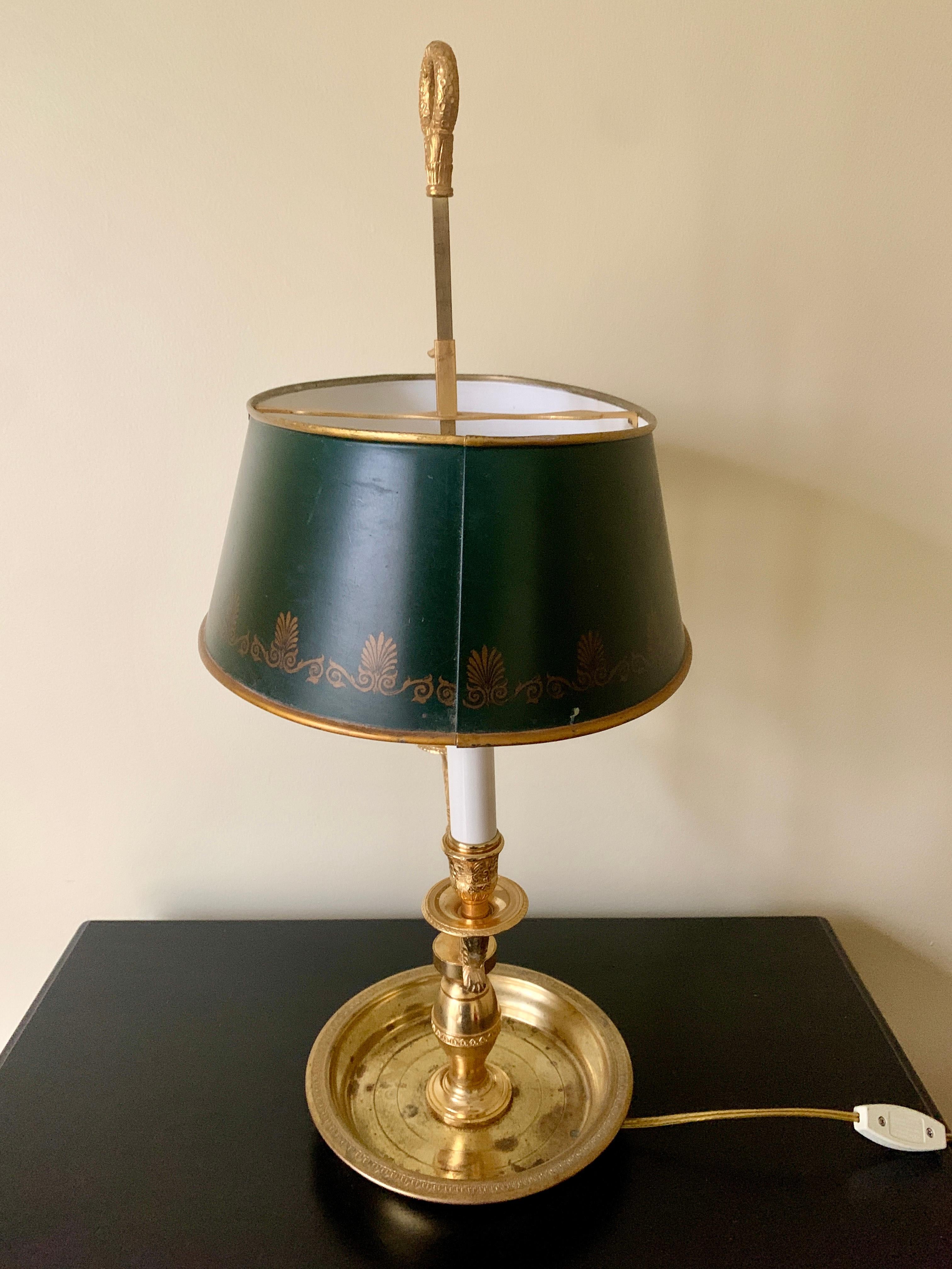 French Provincial Brass Bouillotte Lamp With Stenciled Green Tole Shade For Sale 3