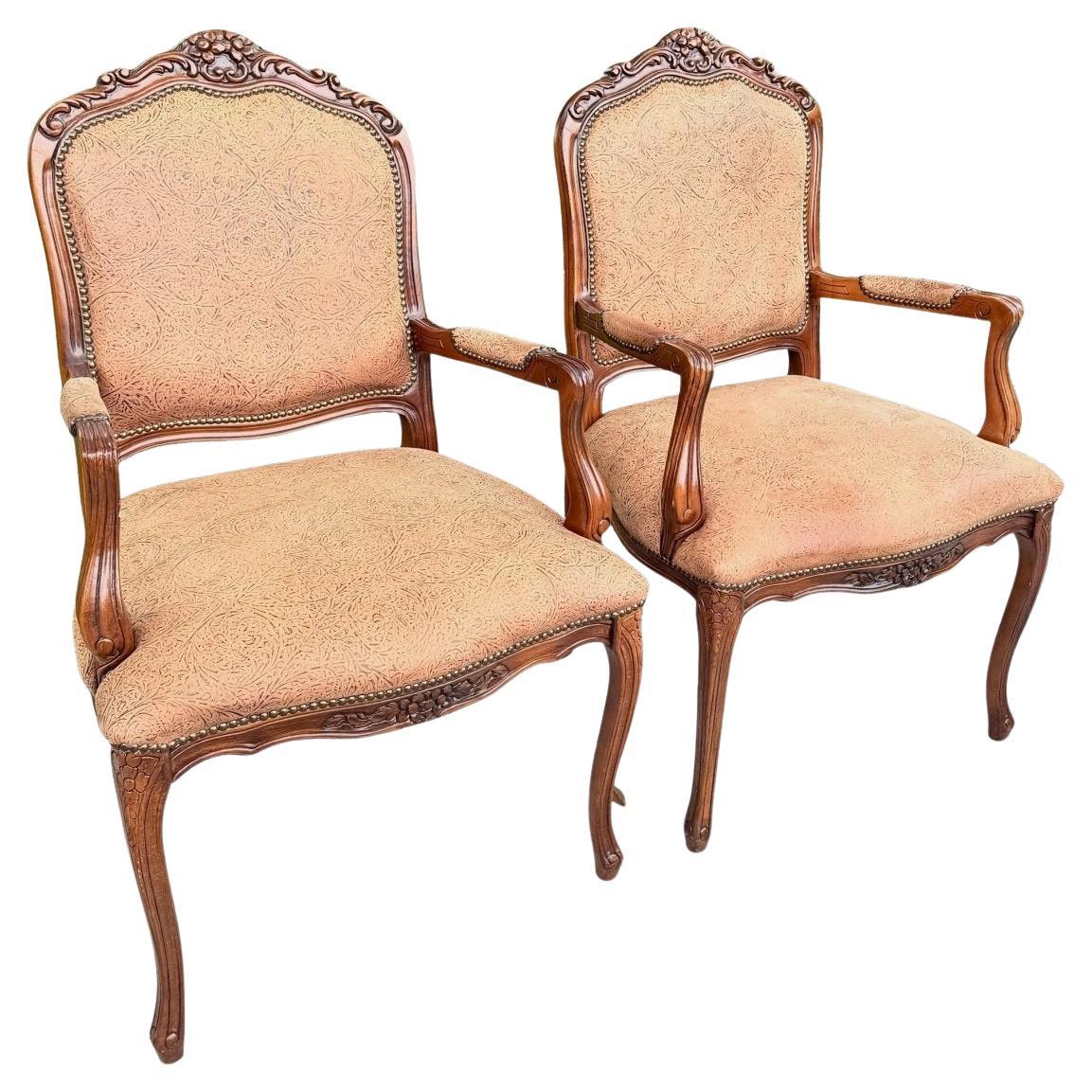 Sedie Occasionali Provinciali Francesi in Marrone con Vinile Chiodato - Una Coppia in vendita