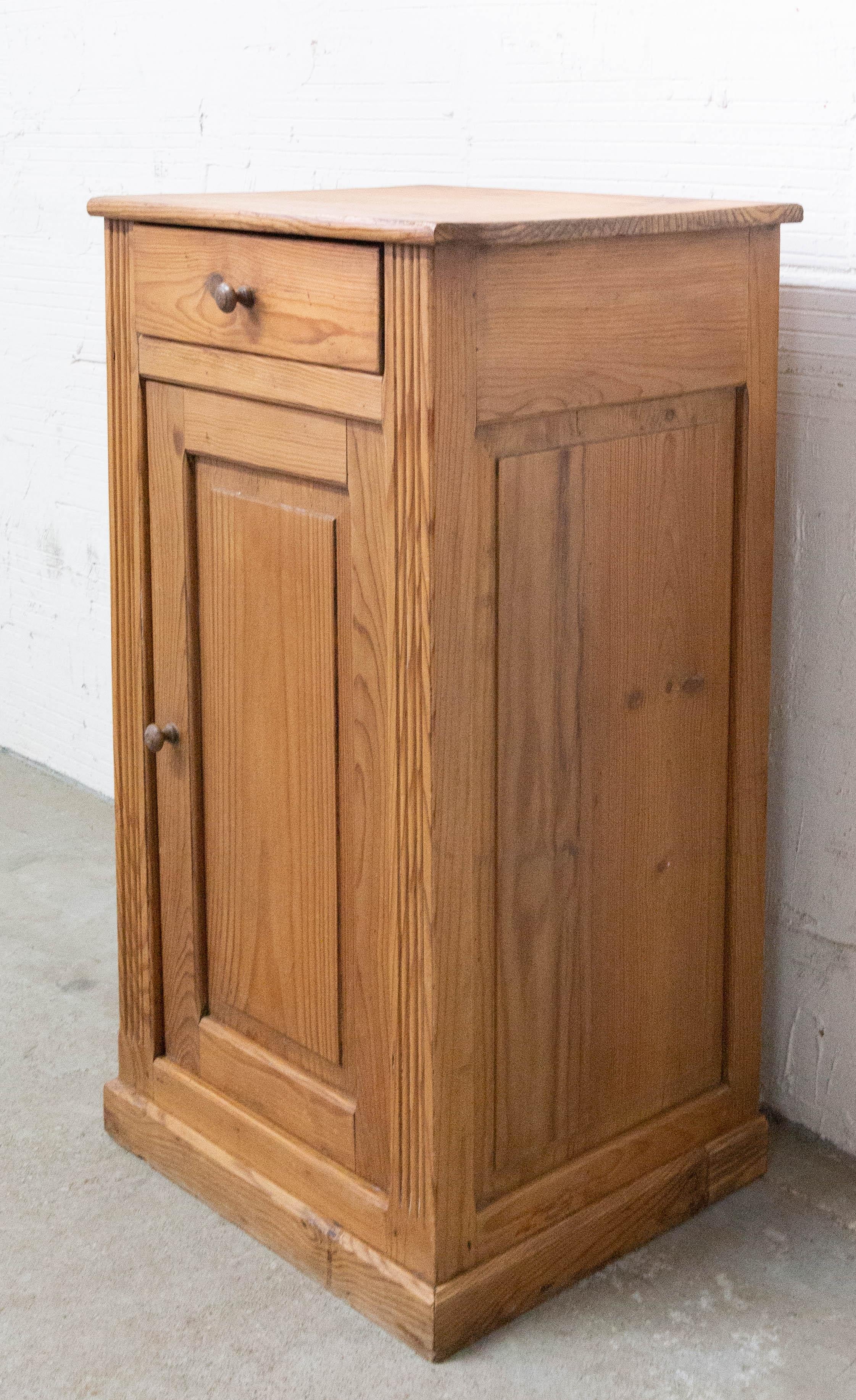 19th century French cabinet buffet
Pine wood
In good condition 

Shipping:
P 42.5/L 50.5/ H 90 cm 22 kg.