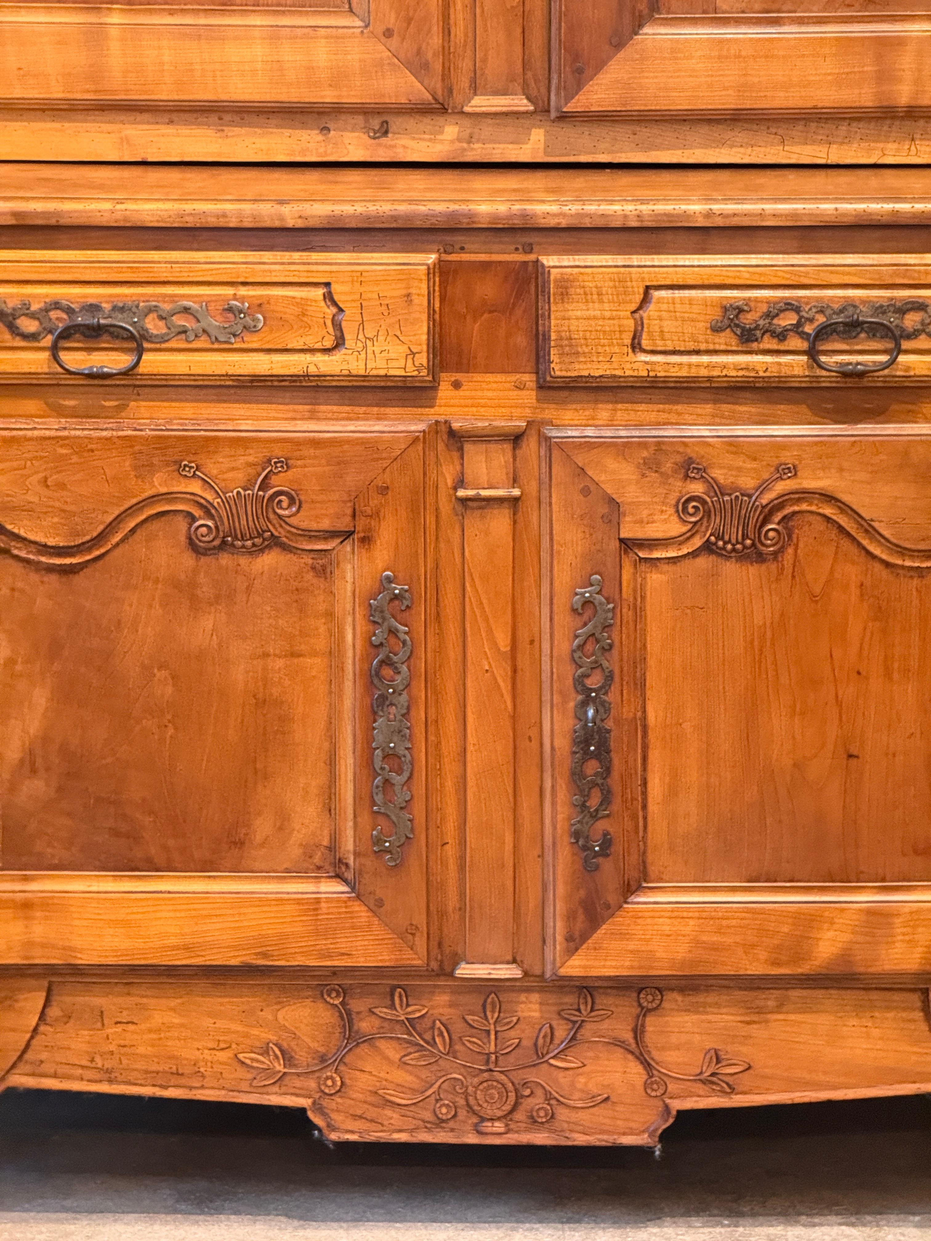 Französisches Provinzialkabinett mit geschnitzten Details (Holz) im Angebot