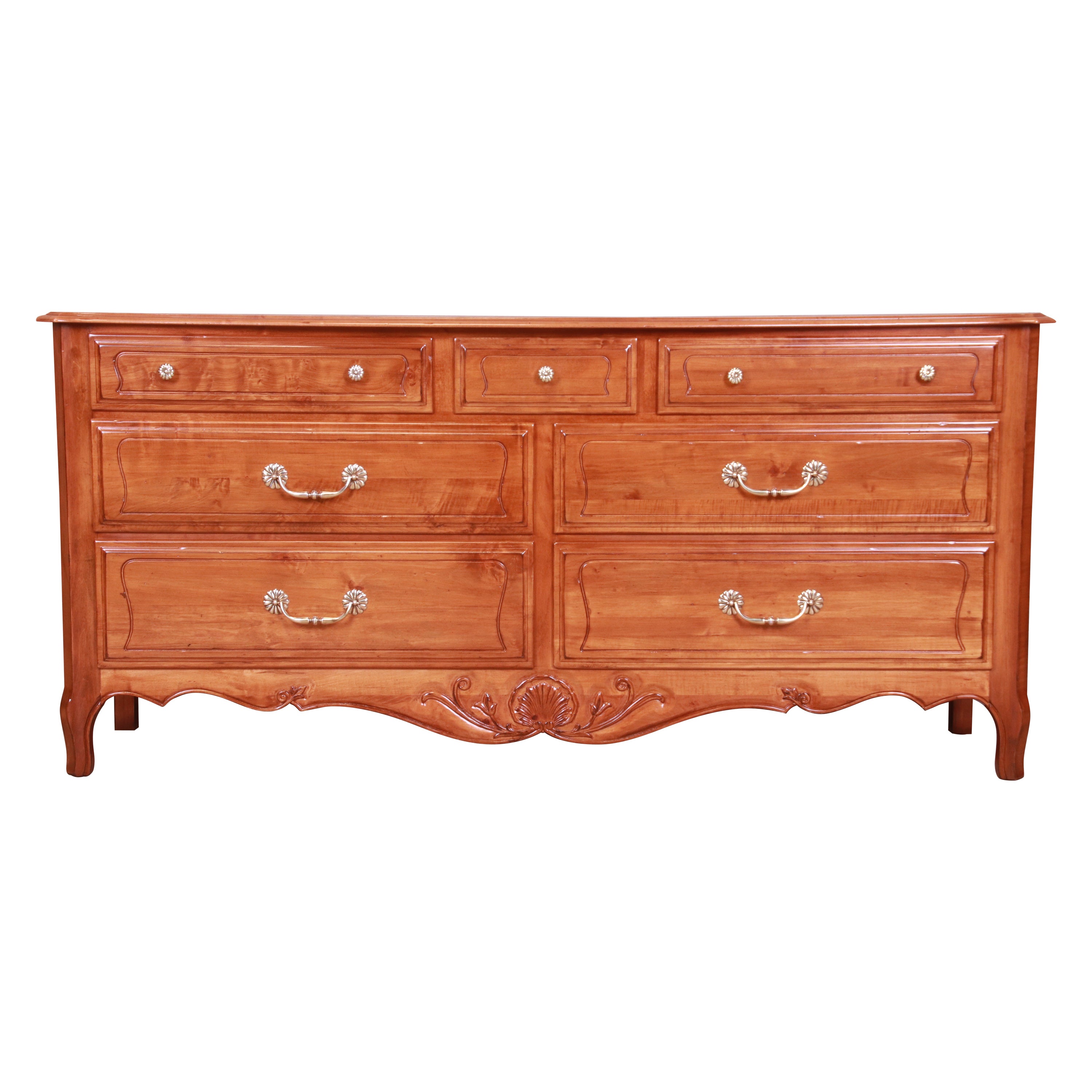 Commode ou crédence provinciale française en bois de cerisier sculpté Ethan Allen, revernie