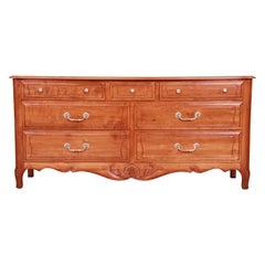 Commode ou crédence provinciale française en bois de cerisier sculpté Ethan Allen, revernie