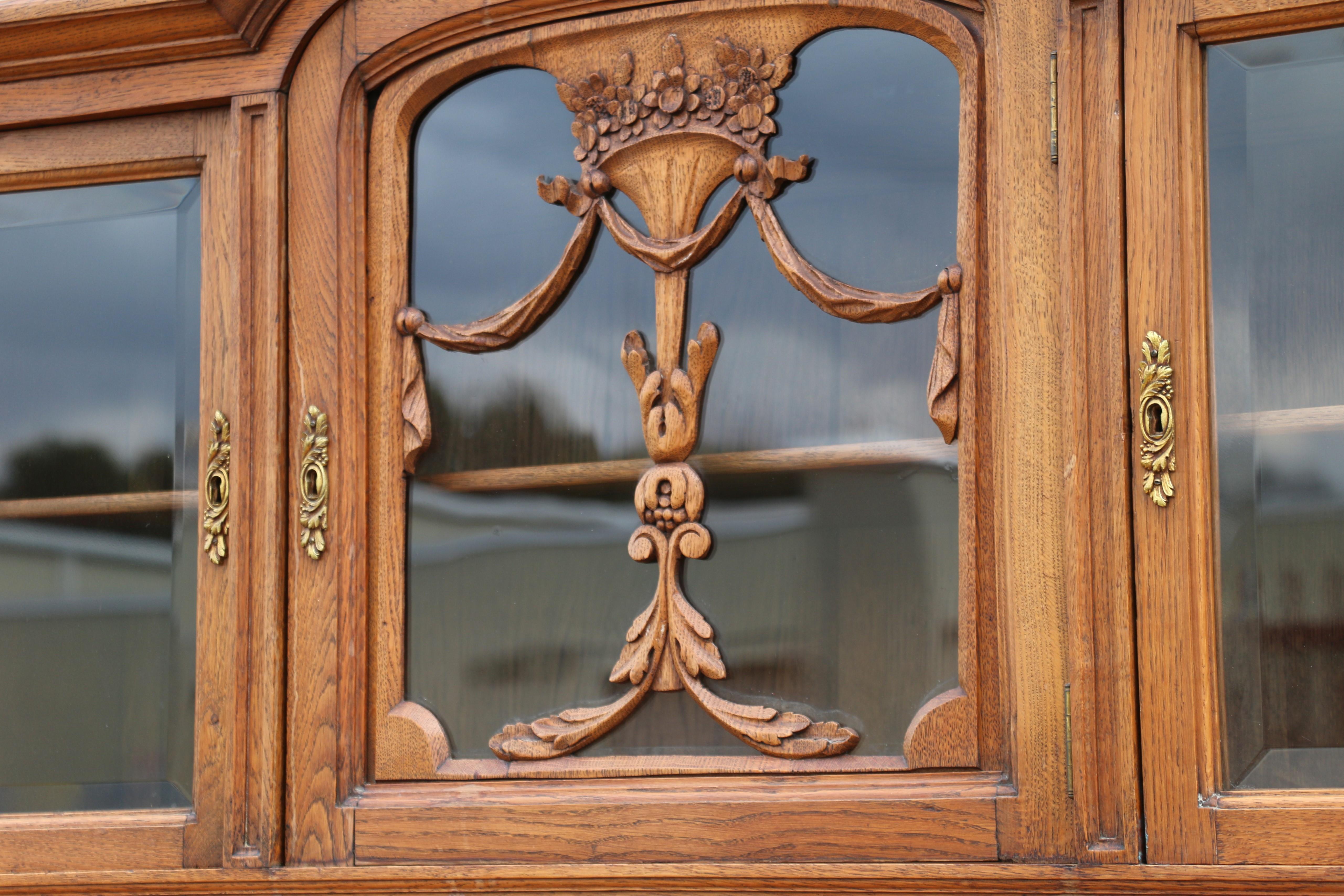 Buffet/armadio in Oak intagliato in stile provinciale francese in vendita 3