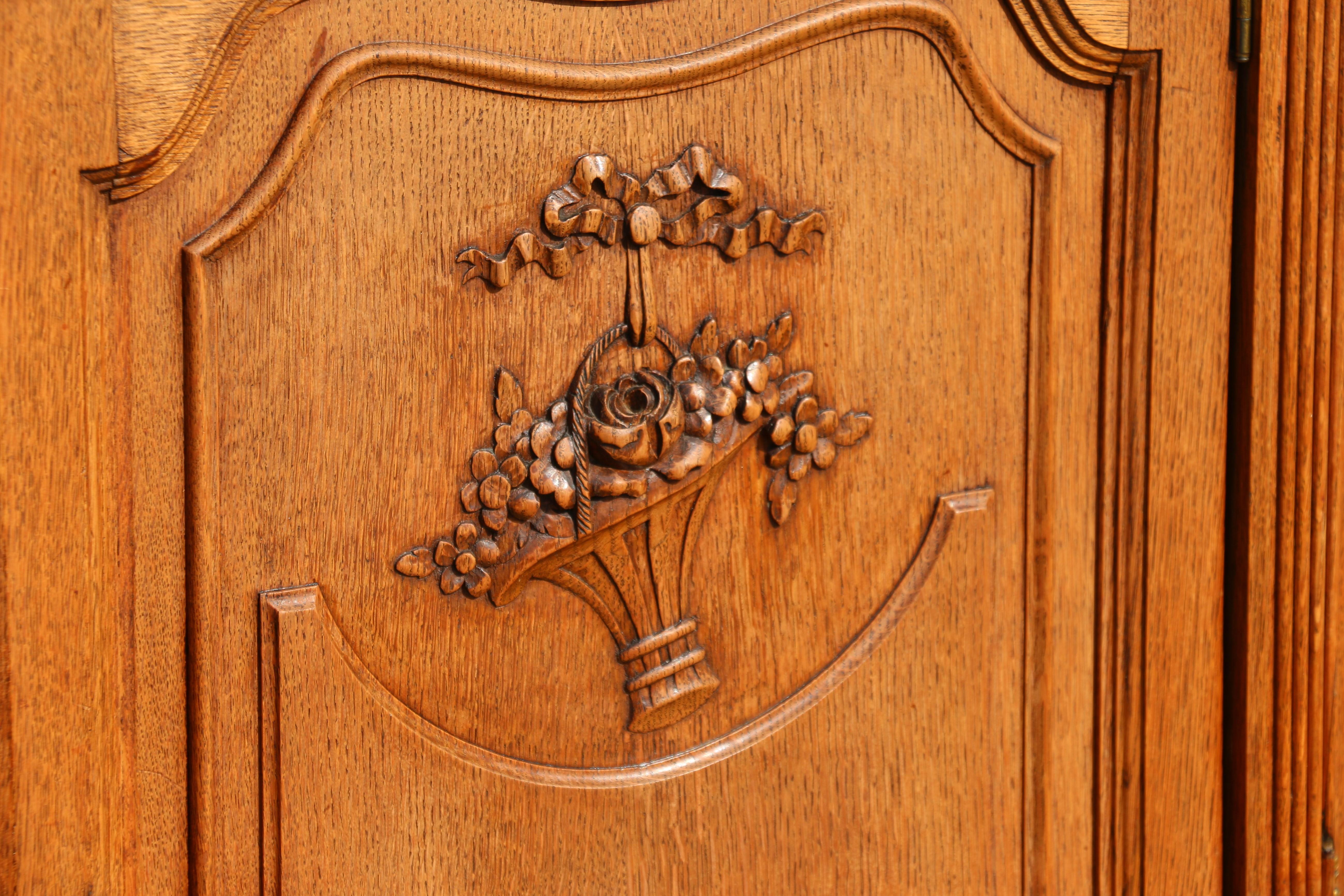 Buffet/armadio in Oak intagliato in stile provinciale francese in vendita 9