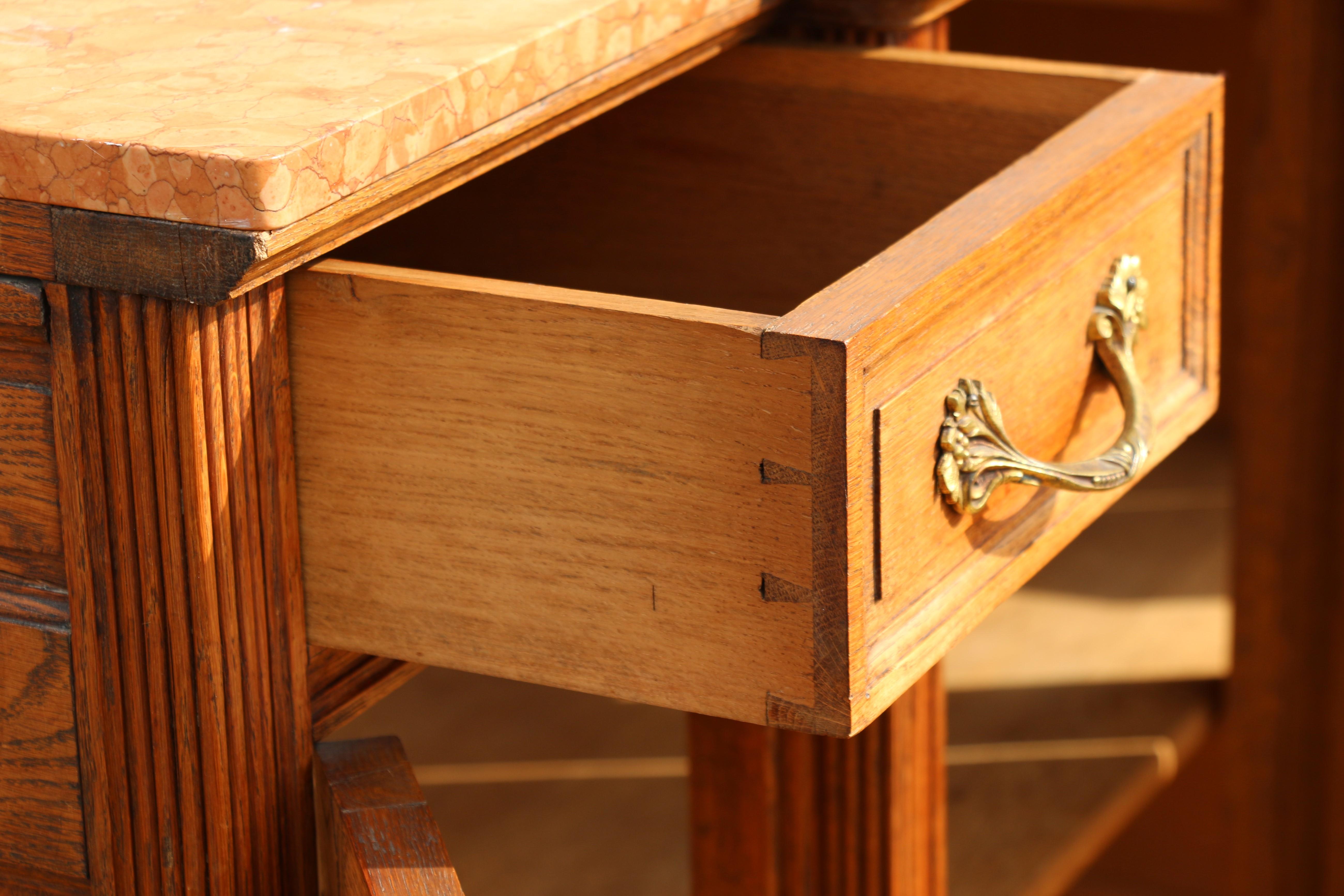 Buffet/armadio in Oak intagliato in stile provinciale francese in vendita 10