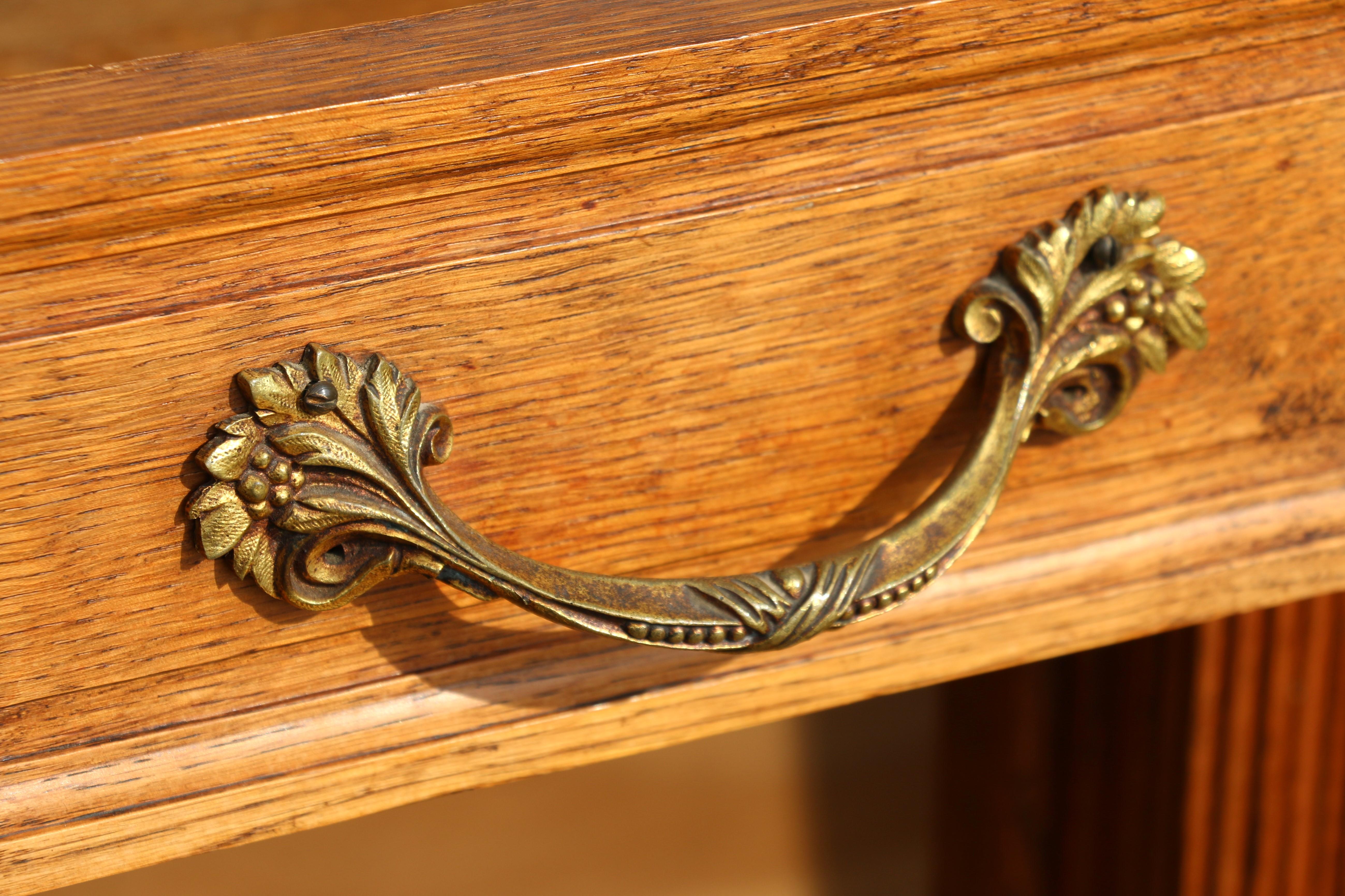 Buffet/armadio in Oak intagliato in stile provinciale francese in vendita 11
