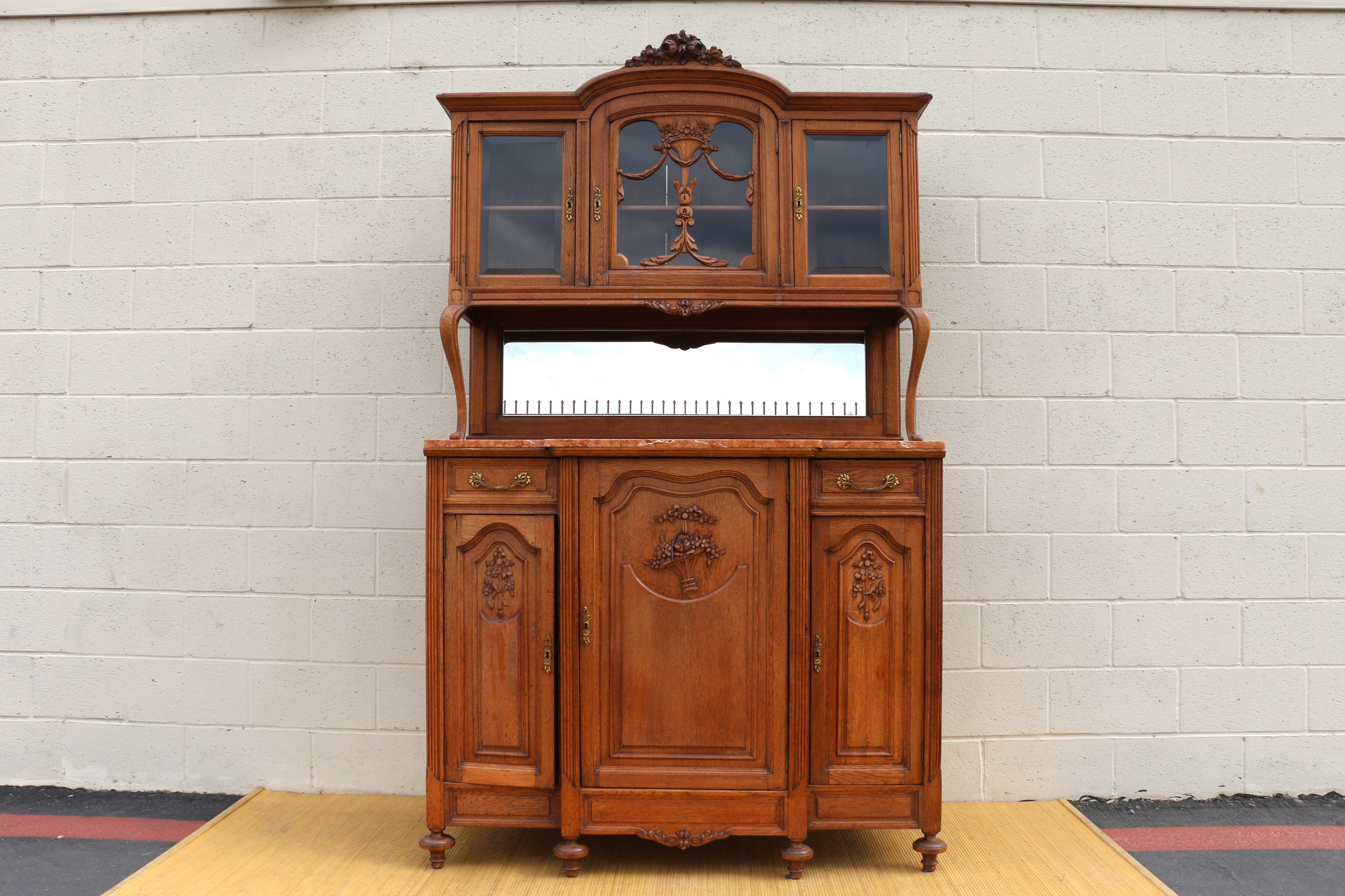 Splendido buffet/hutch Antique French in legno massiccio di quercia con piano in marmo. La base ha due cassetti e tre ante con un unico ripiano all'interno. I cassetti sono dotati di maniglie in ottone e le ante presentano meravigliosi dettagli