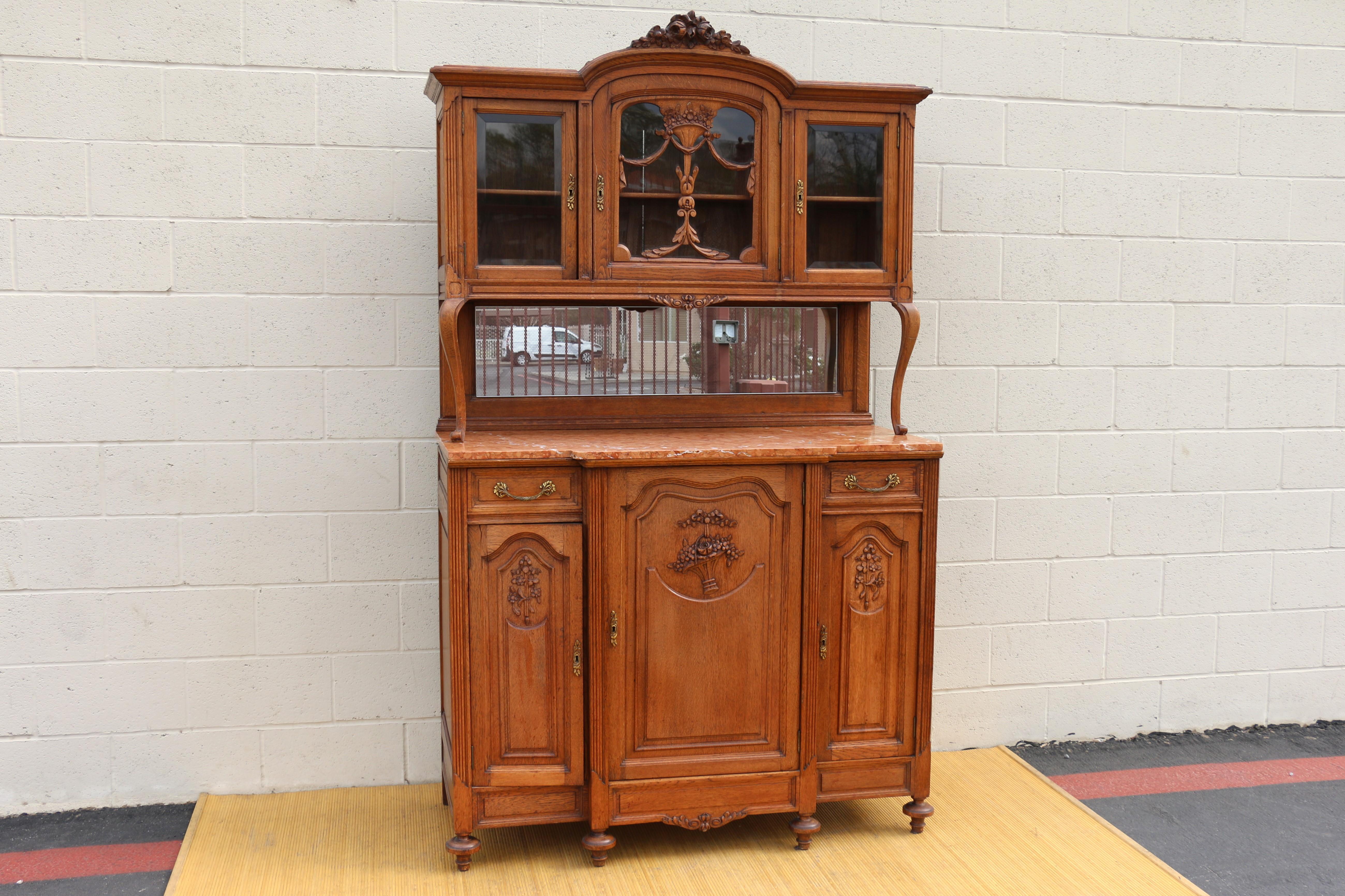 Stile provenzale Buffet/armadio in Oak intagliato in stile provinciale francese in vendita