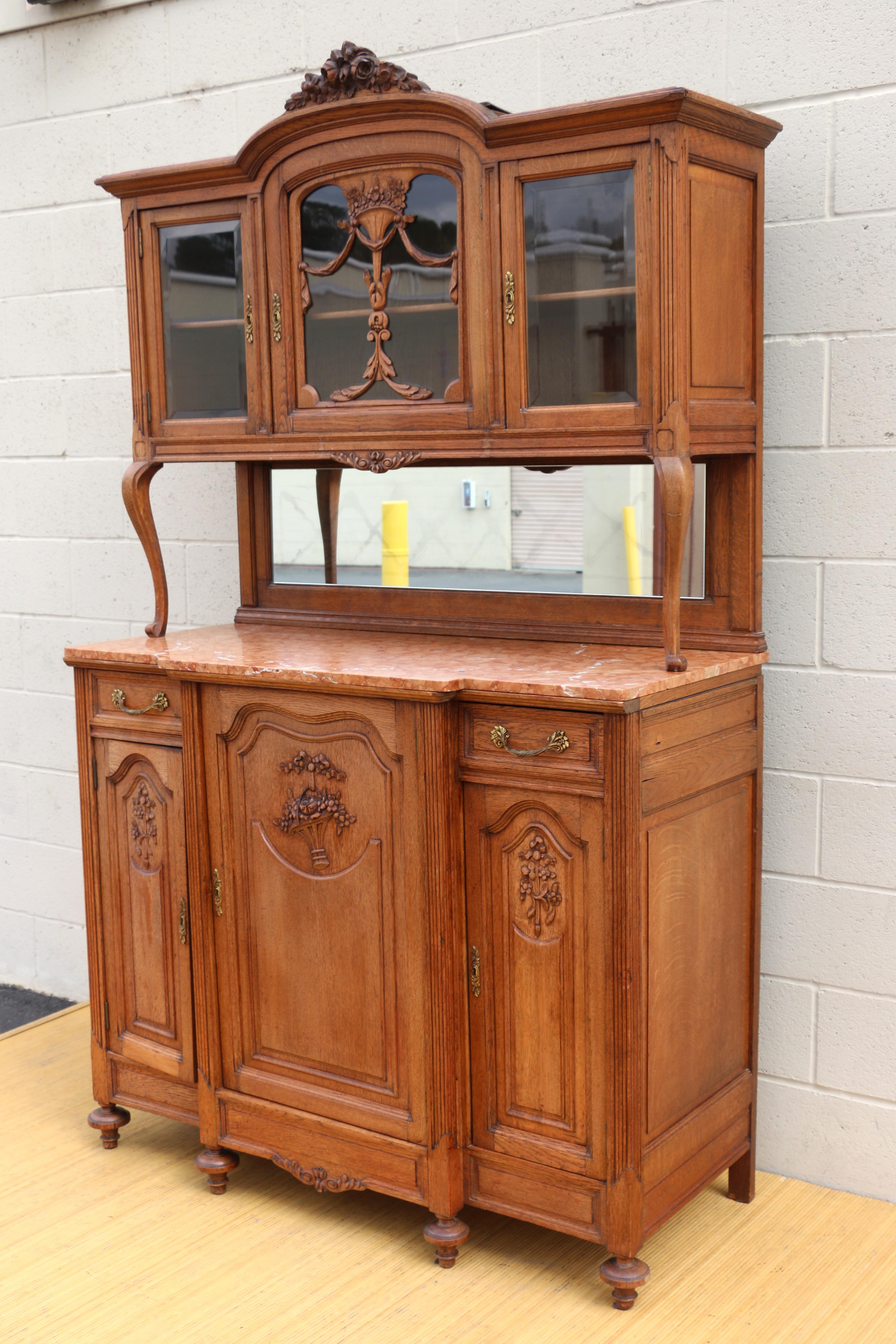 Buffet/armadio in Oak intagliato in stile provinciale francese In condizioni buone in vendita a North Hollywood, CA