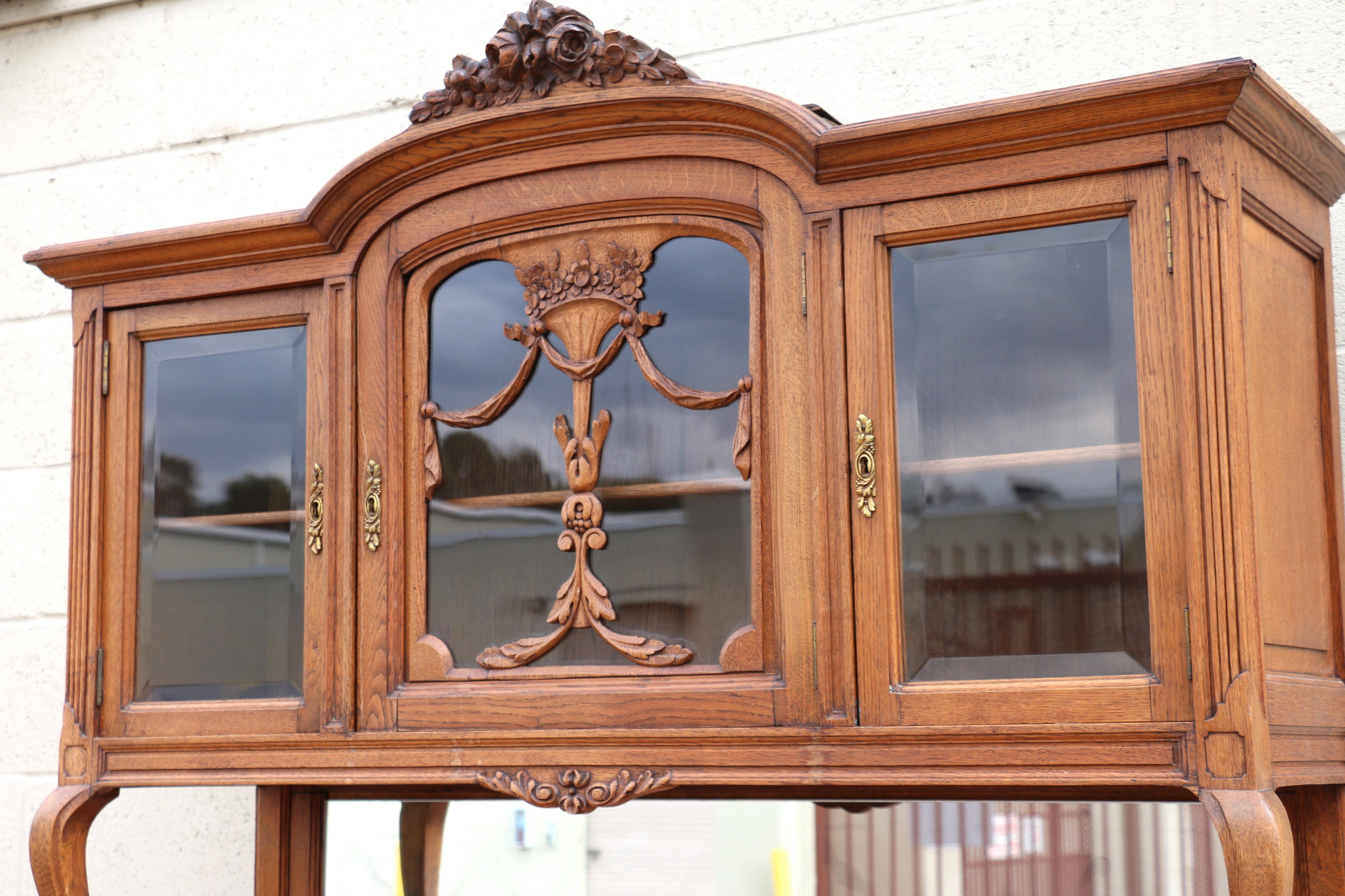 Buffet/armadio in Oak intagliato in stile provinciale francese in vendita 2