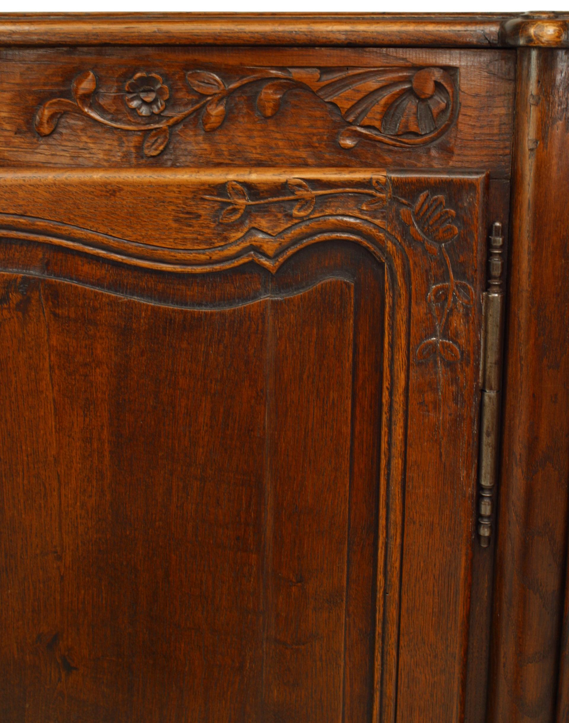 French Provincial Carved Oak Sideboard In Good Condition For Sale In New York, NY