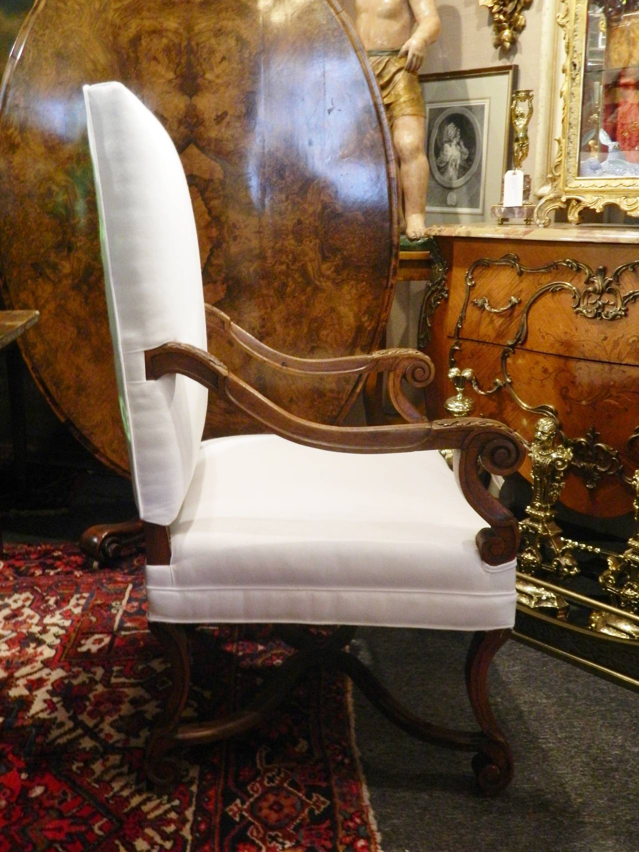 Fauteuil en noyer sculpté de style provincial français du 19e siècle.