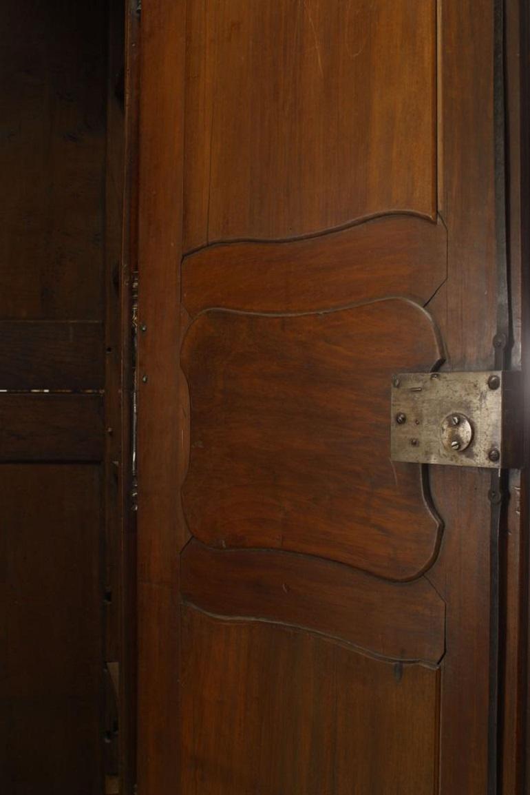 Francese Armoire provinciale francese in noce intagliato in vendita