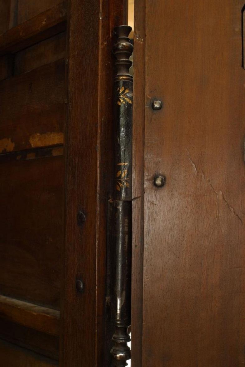 Fino al XVIII secolo Armoire provinciale francese in noce intagliato in vendita