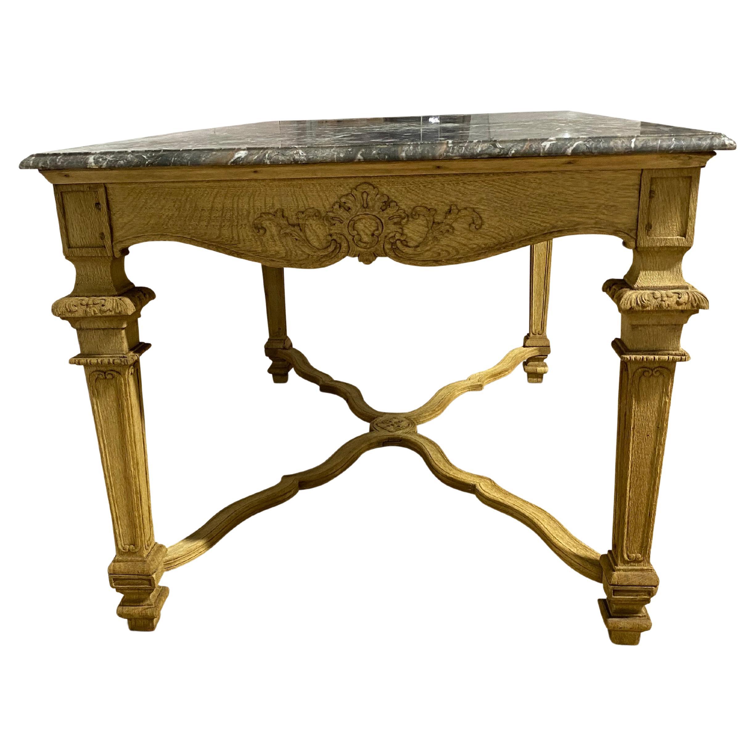 Un superbe objet blanchi du 19e siècle  Table centrale en chêne avec plateau en marbre Breccia moulé d'origine.
Sculpture de qualité avec des images florales et une traverse centrale.
Le design en fait un meuble français rare et très élégant.
