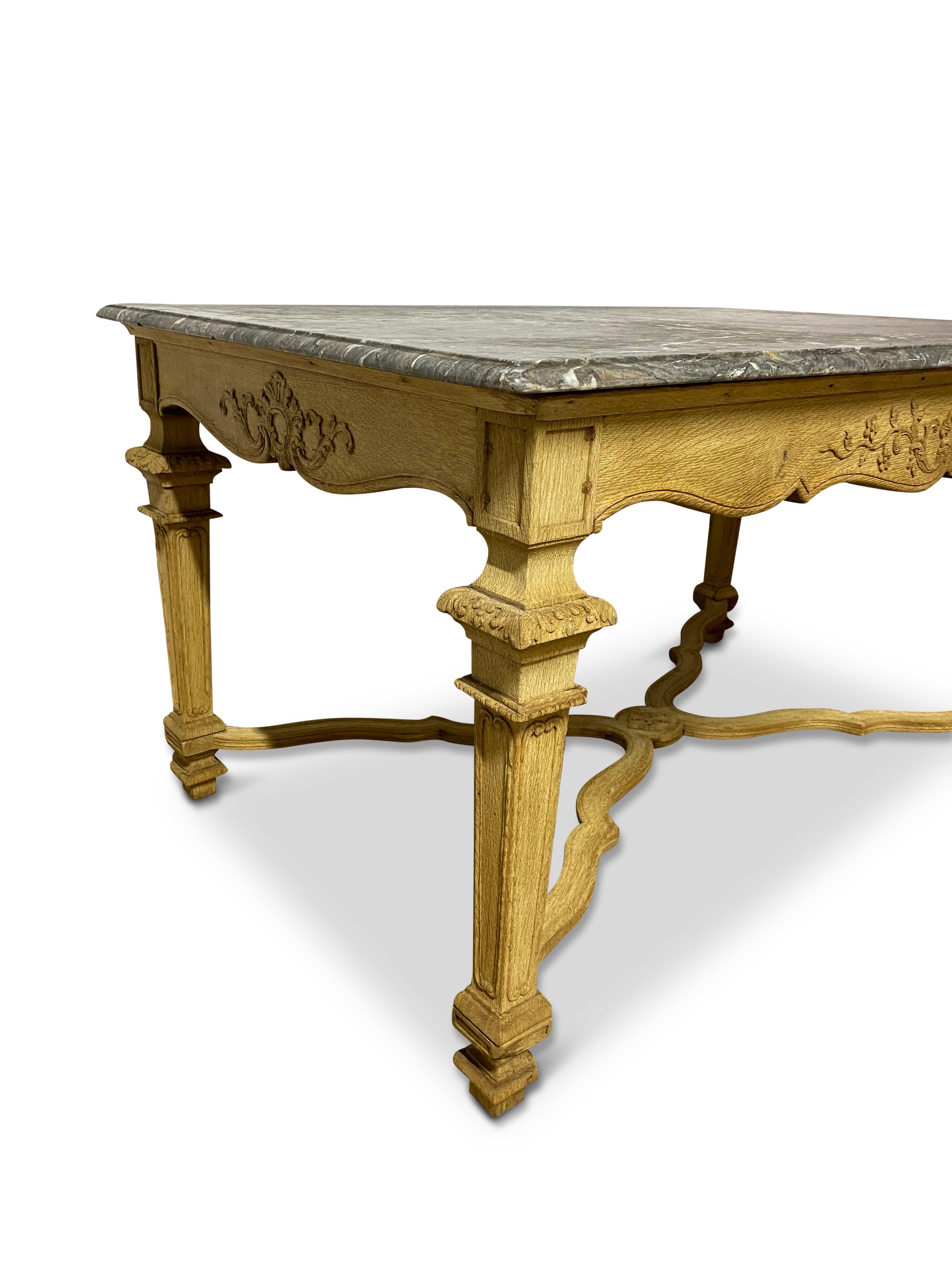 Blanchi Table centrale provinciale française avec plateau original en marbre Breccia en vente