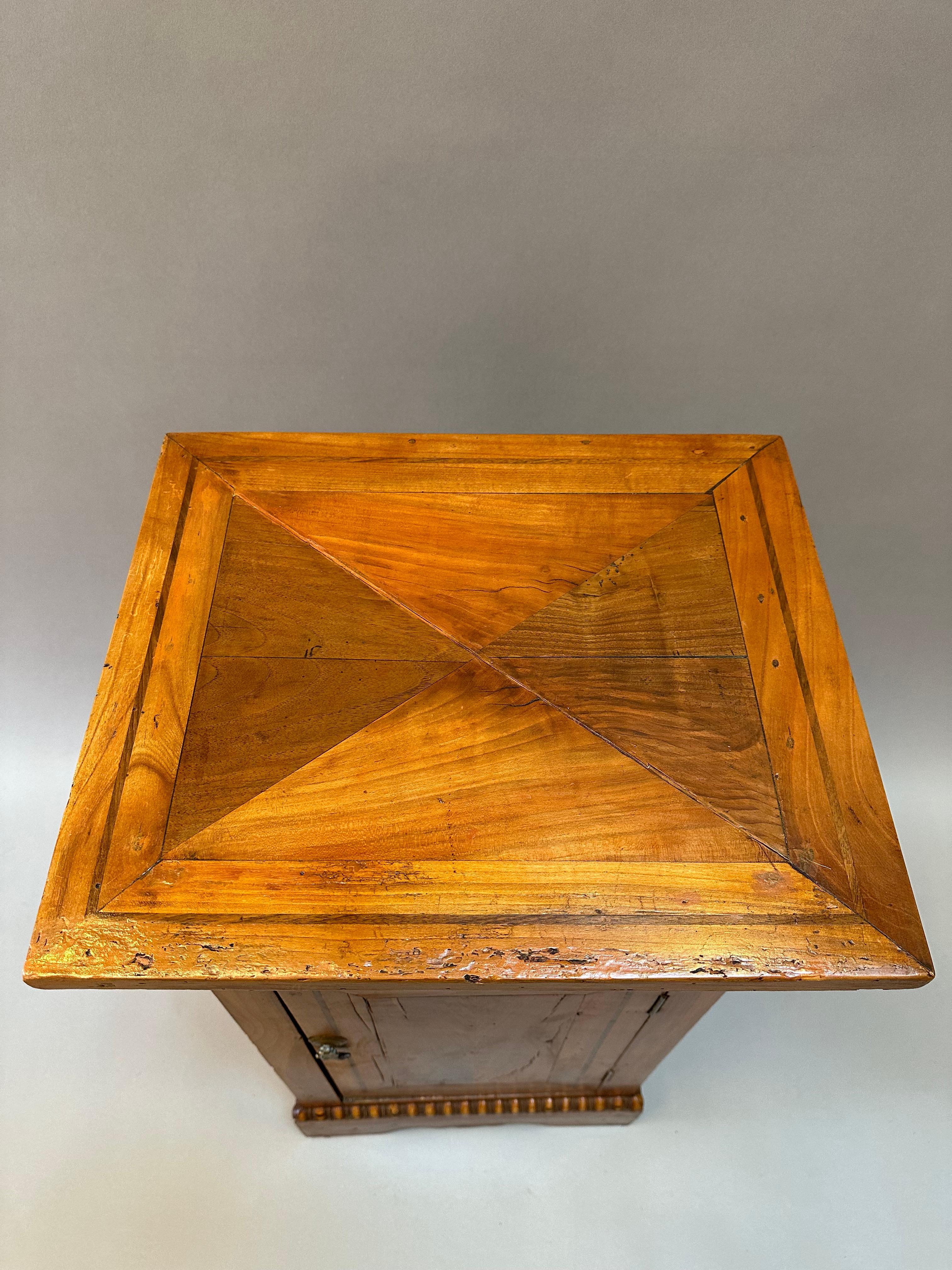 Charles X Nachttisch aus Birnbaumholz im französischen Stil im Zustand „Gut“ im Angebot in Middleburg, VA