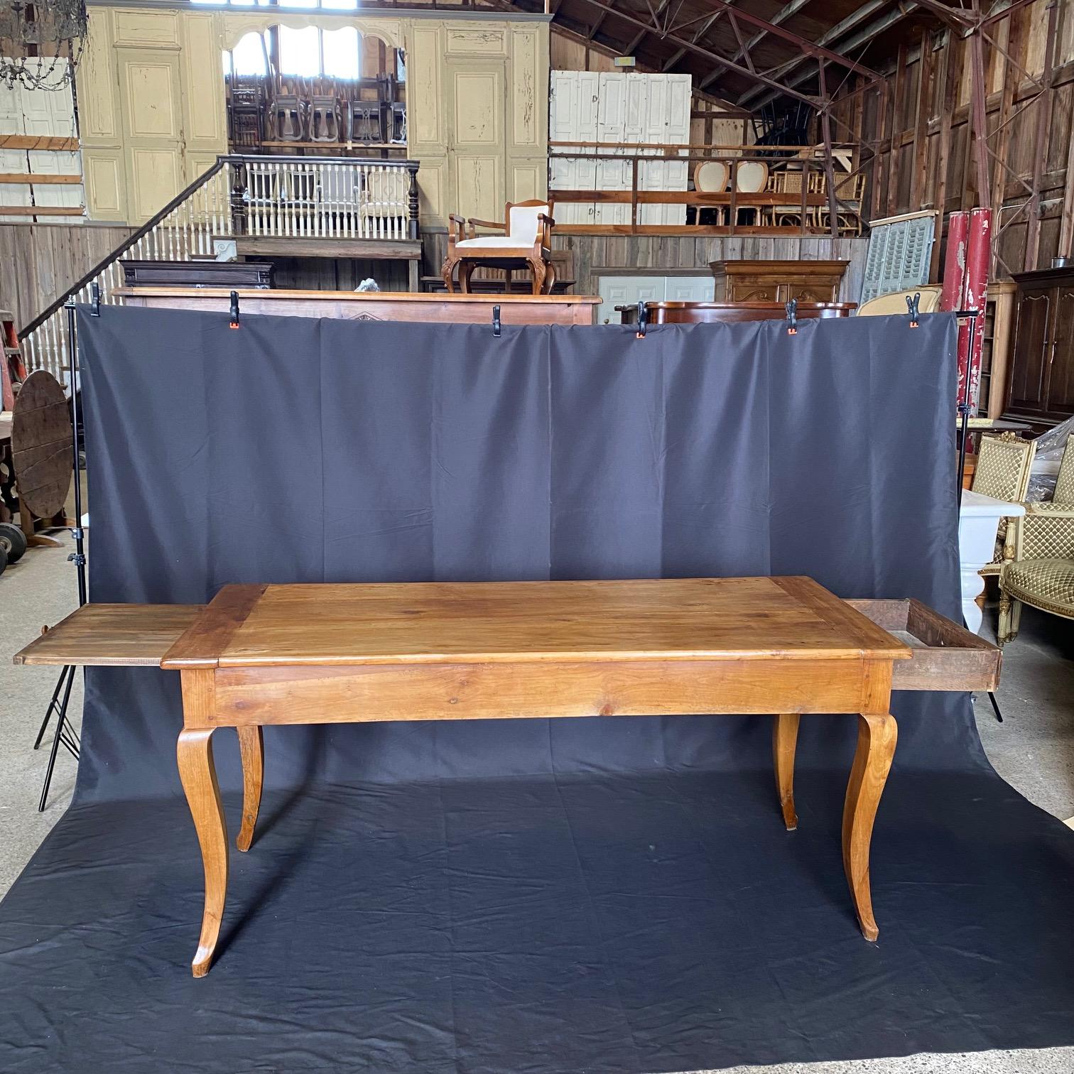 Table à manger de ferme provinciale française en cerisier avec planche à pain en vente 4