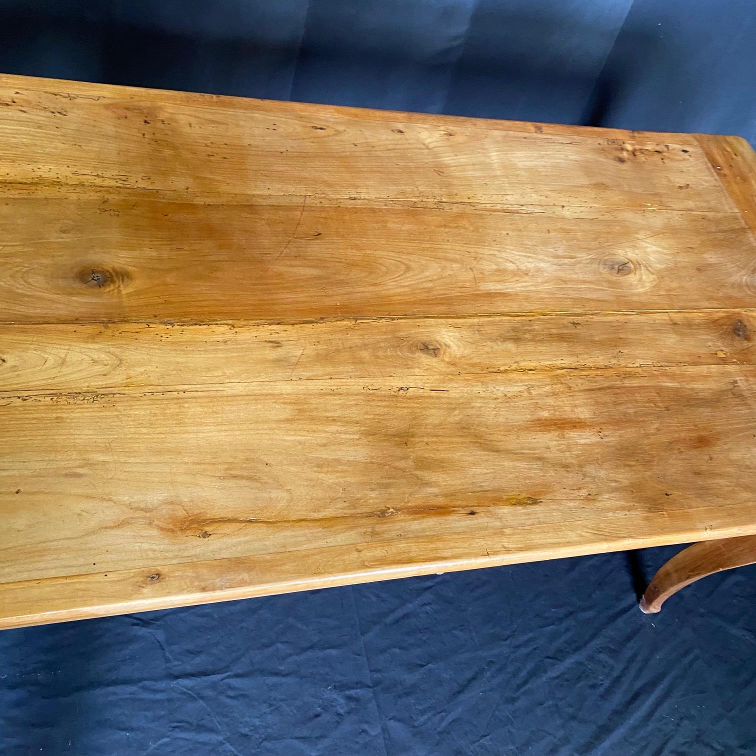 Table à manger de ferme provinciale française en cerisier avec planche à pain en vente 5