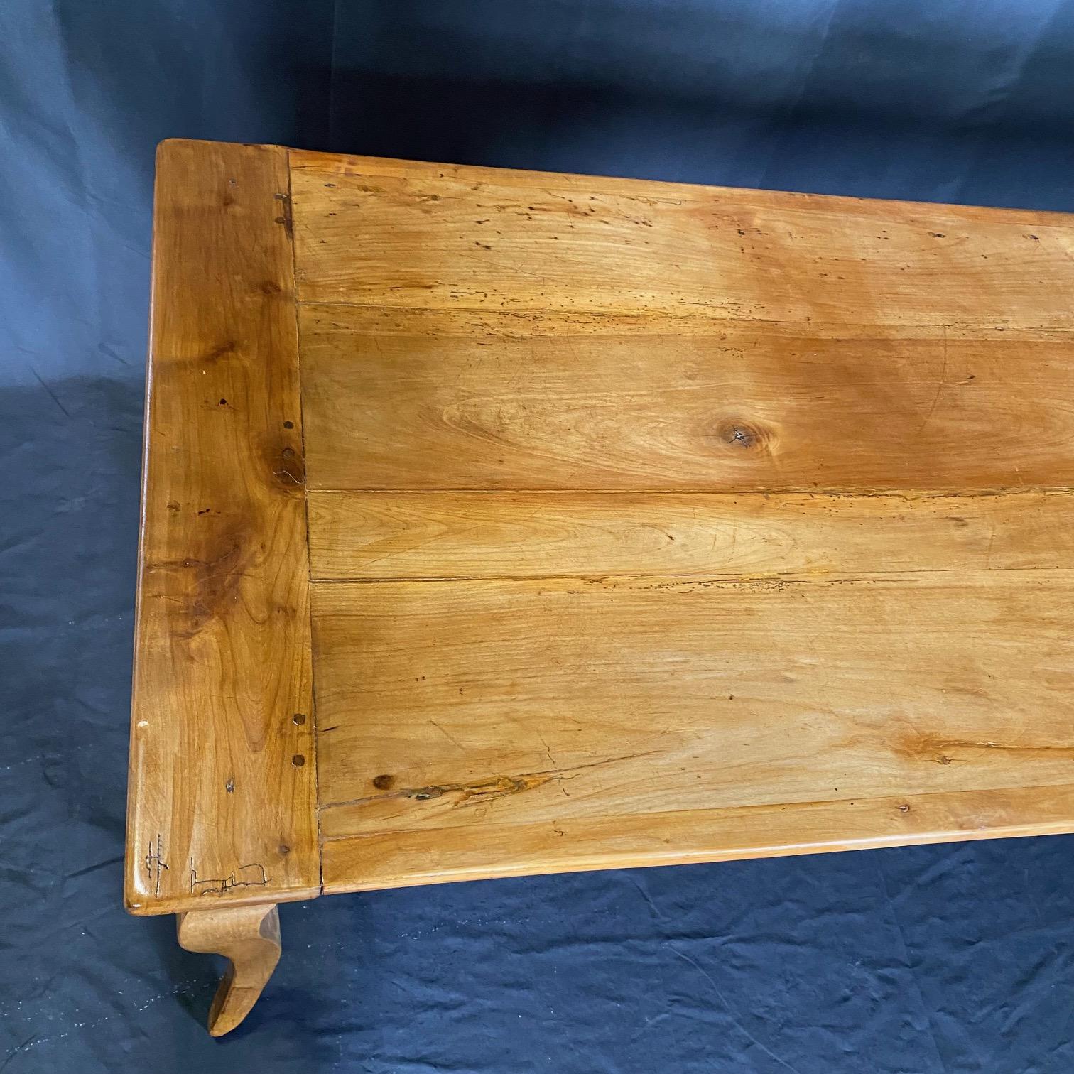 Table à manger de ferme provinciale française en cerisier avec planche à pain en vente 6