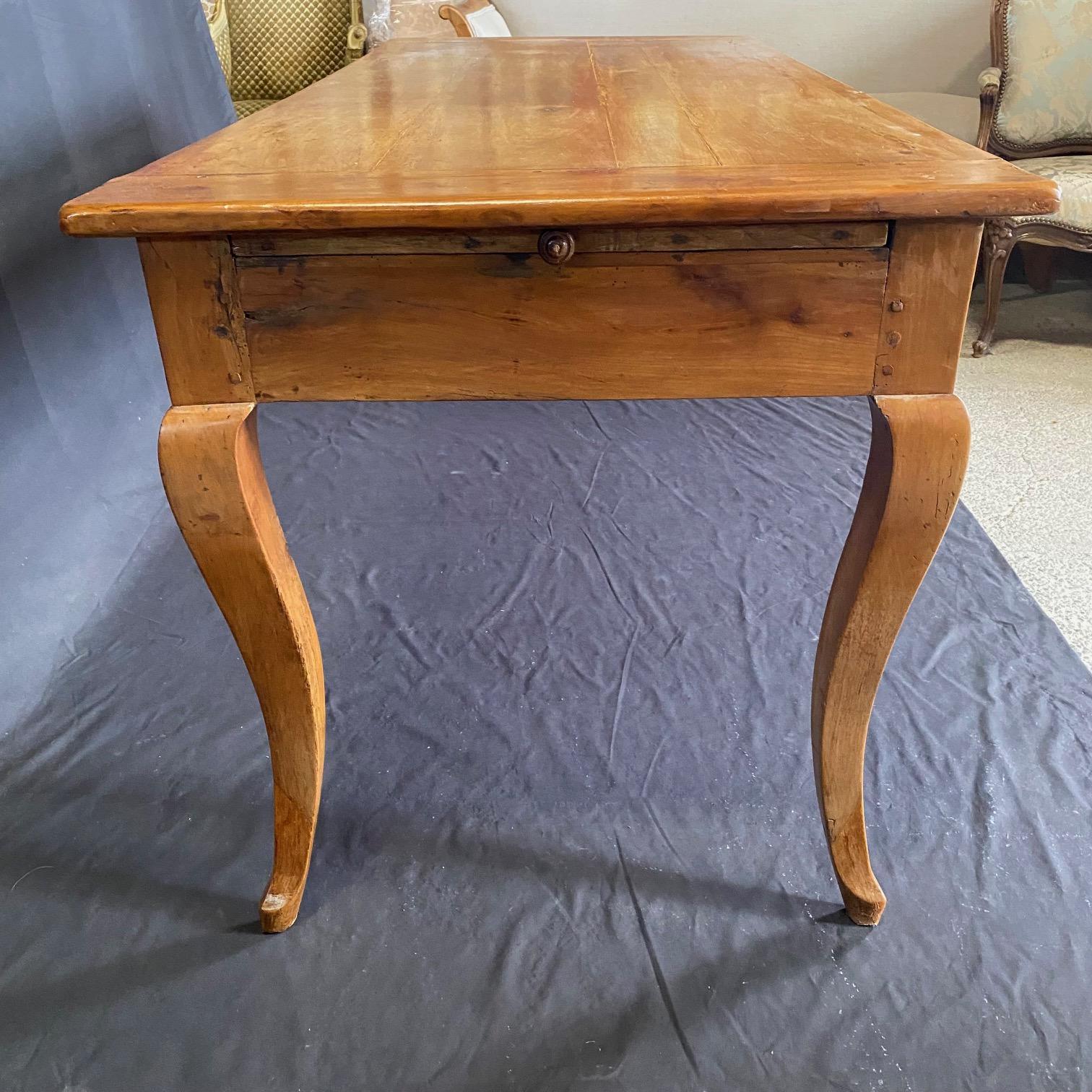 Table à manger de ferme provinciale française en cerisier avec planche à pain en vente 8