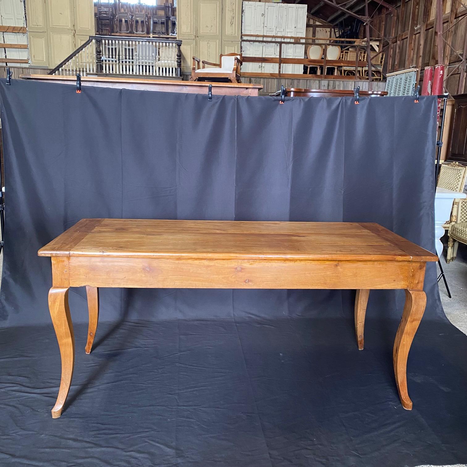 Français Table à manger de ferme provinciale française en cerisier avec planche à pain en vente