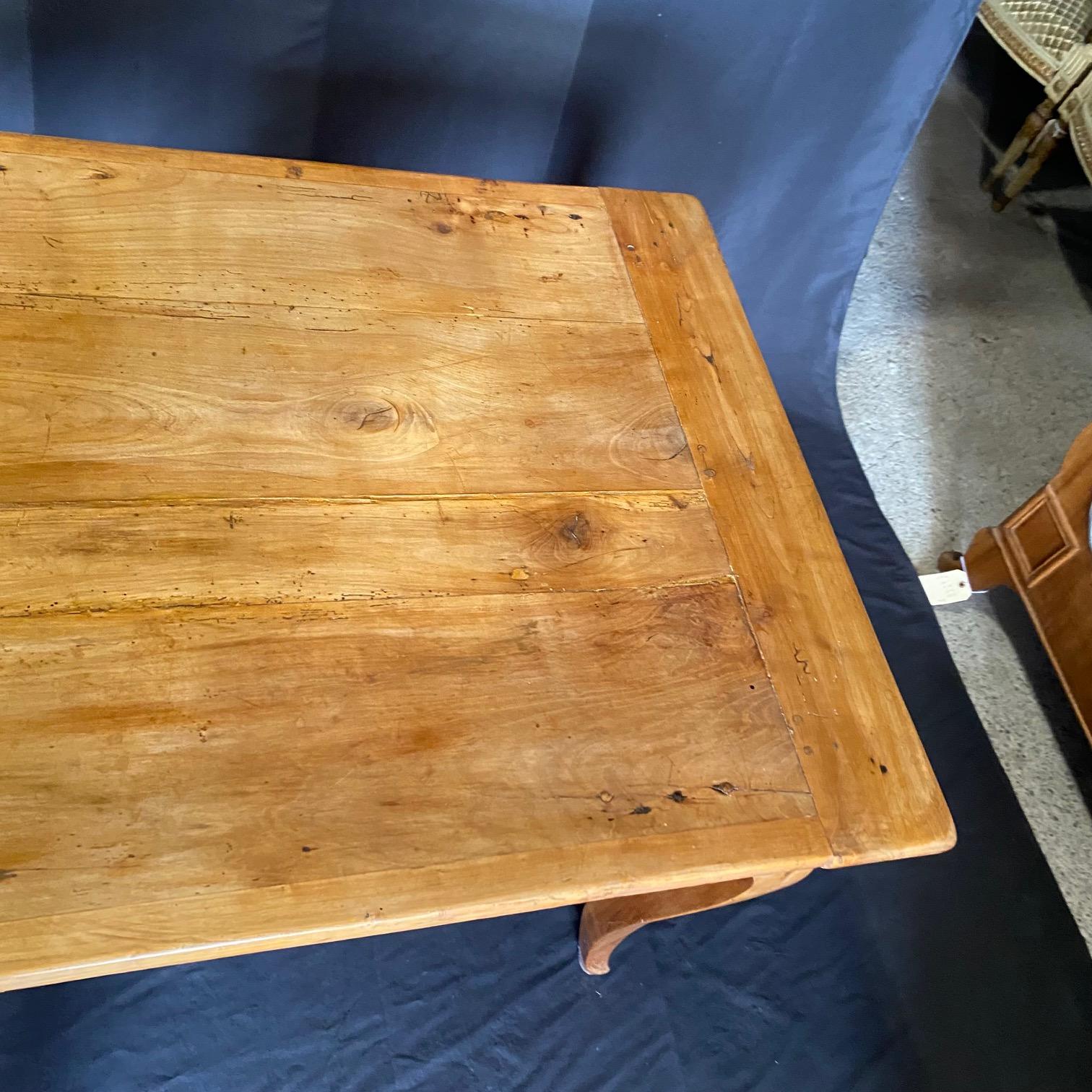 Table à manger de ferme provinciale française en cerisier avec planche à pain Bon état - En vente à Hopewell, NJ