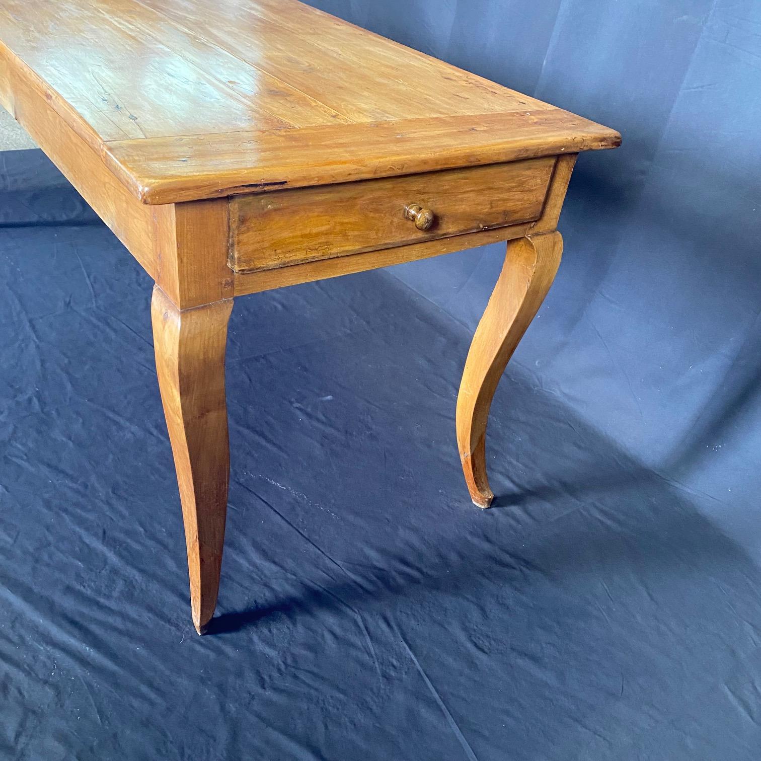Cerise Table à manger de ferme provinciale française en cerisier avec planche à pain en vente