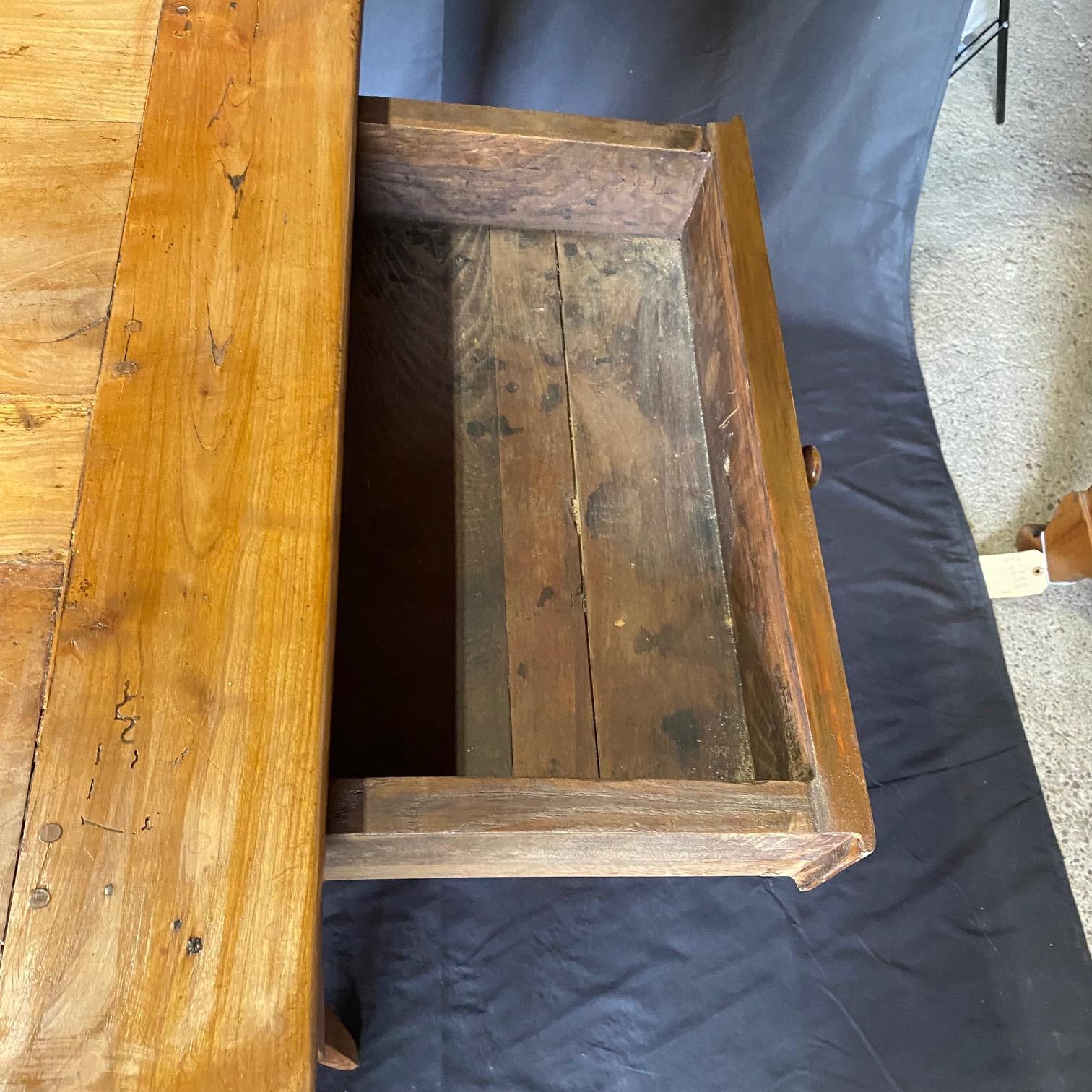 Table à manger de ferme provinciale française en cerisier avec planche à pain en vente 1
