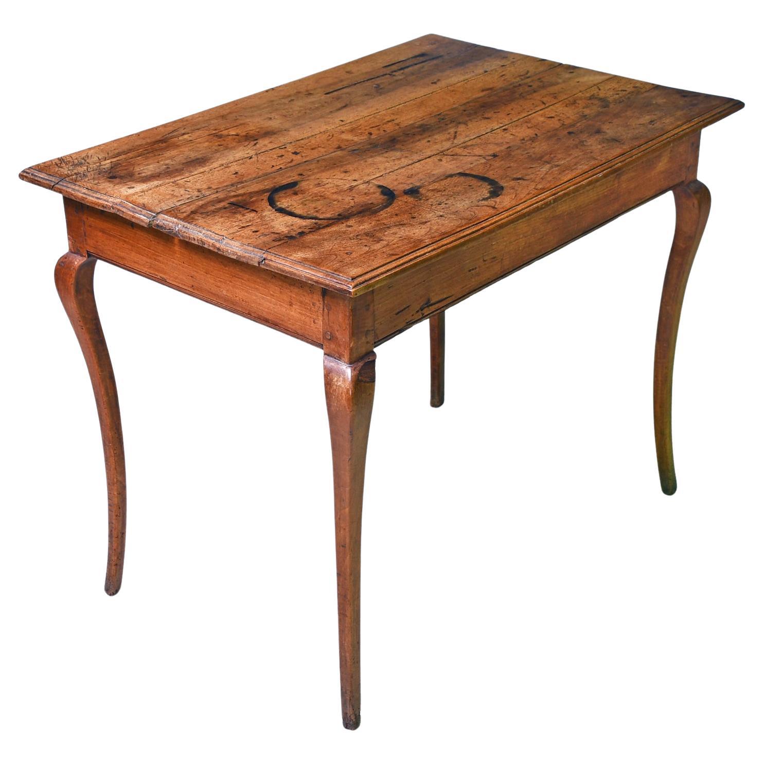 Français Table à écrire ou table de chevet en cerisier de style provincial français avec tiroir, vers 1800 en vente