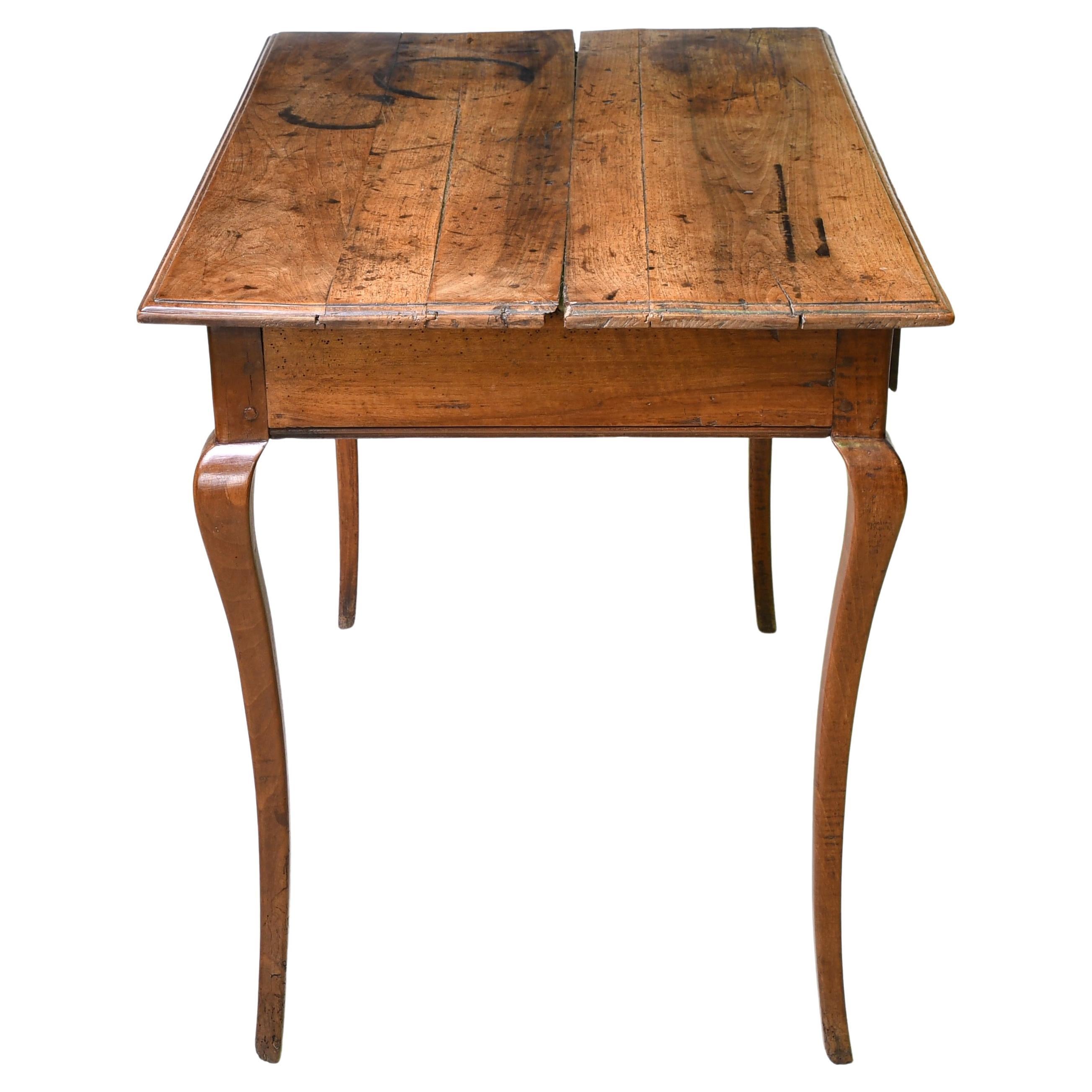 XIXe siècle Table à écrire ou table de chevet en cerisier de style provincial français avec tiroir, vers 1800 en vente