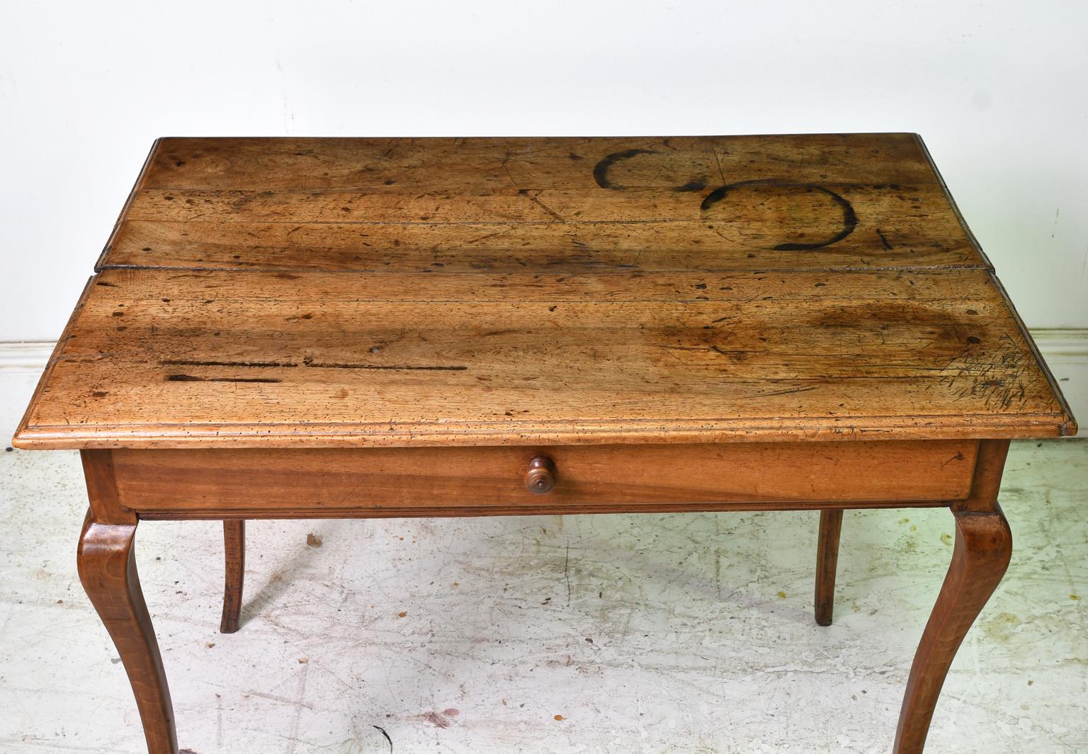 Cerise Table à écrire ou table de chevet en cerisier de style provincial français avec tiroir, vers 1800 en vente