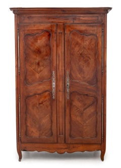 Kleiderschrank im französischen Landhausstil aus Kirschholz, 18. Jahrhundert
