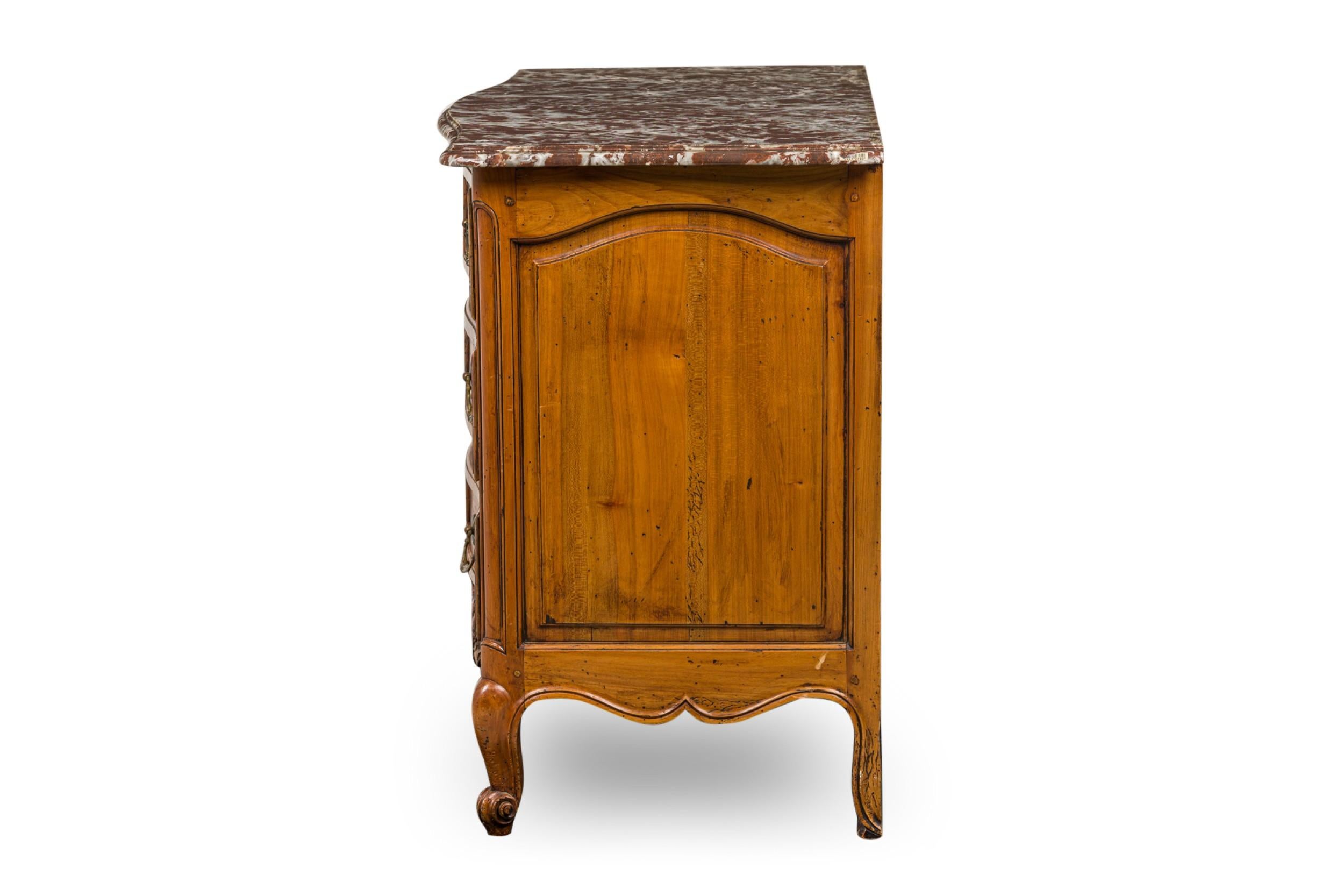 Kommode aus Kirschbaumholz im französischen Provinzstil mit Marmorplatte (Französische Provence) im Angebot
