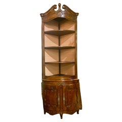 Armoire d'angle provinciale française, style Louis XV