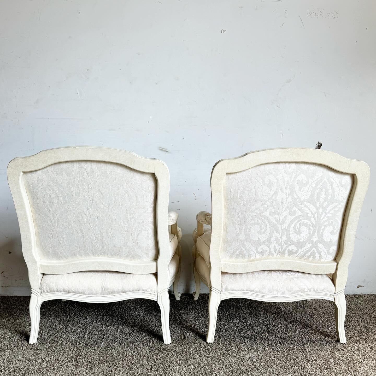 Américain Paire de chaises à accoudoirs crème/off-White de style provincial français