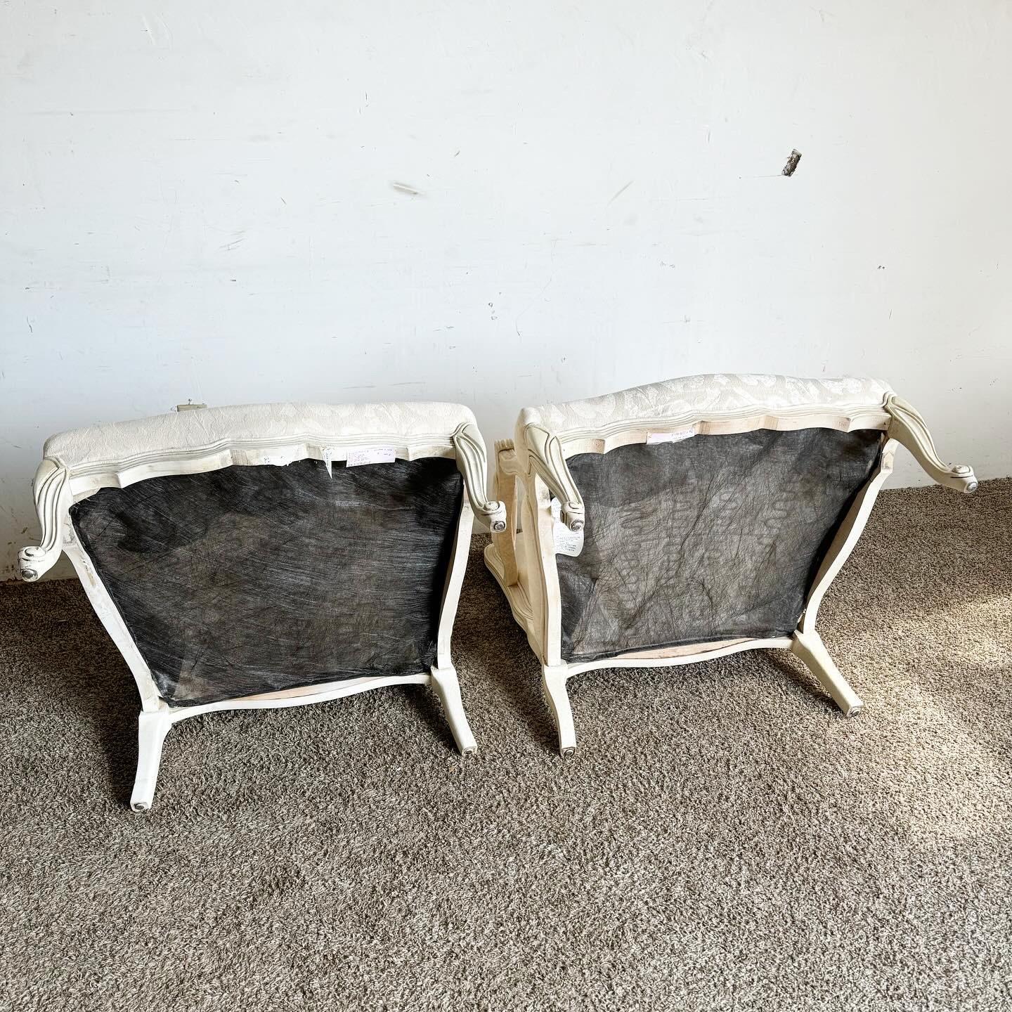 Paire de chaises à accoudoirs crème/off-White de style provincial français Bon état à Delray Beach, FL