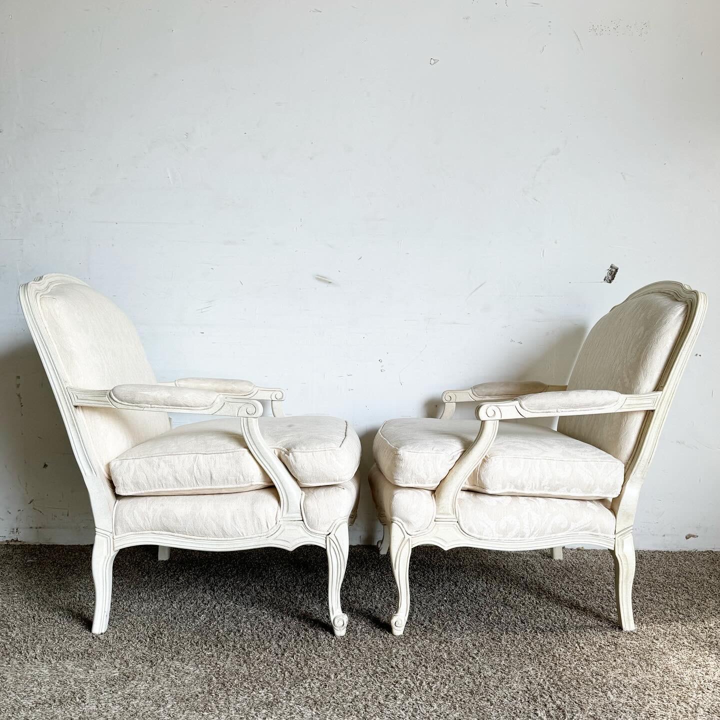 20ième siècle Paire de chaises à accoudoirs crème/off-White de style provincial français