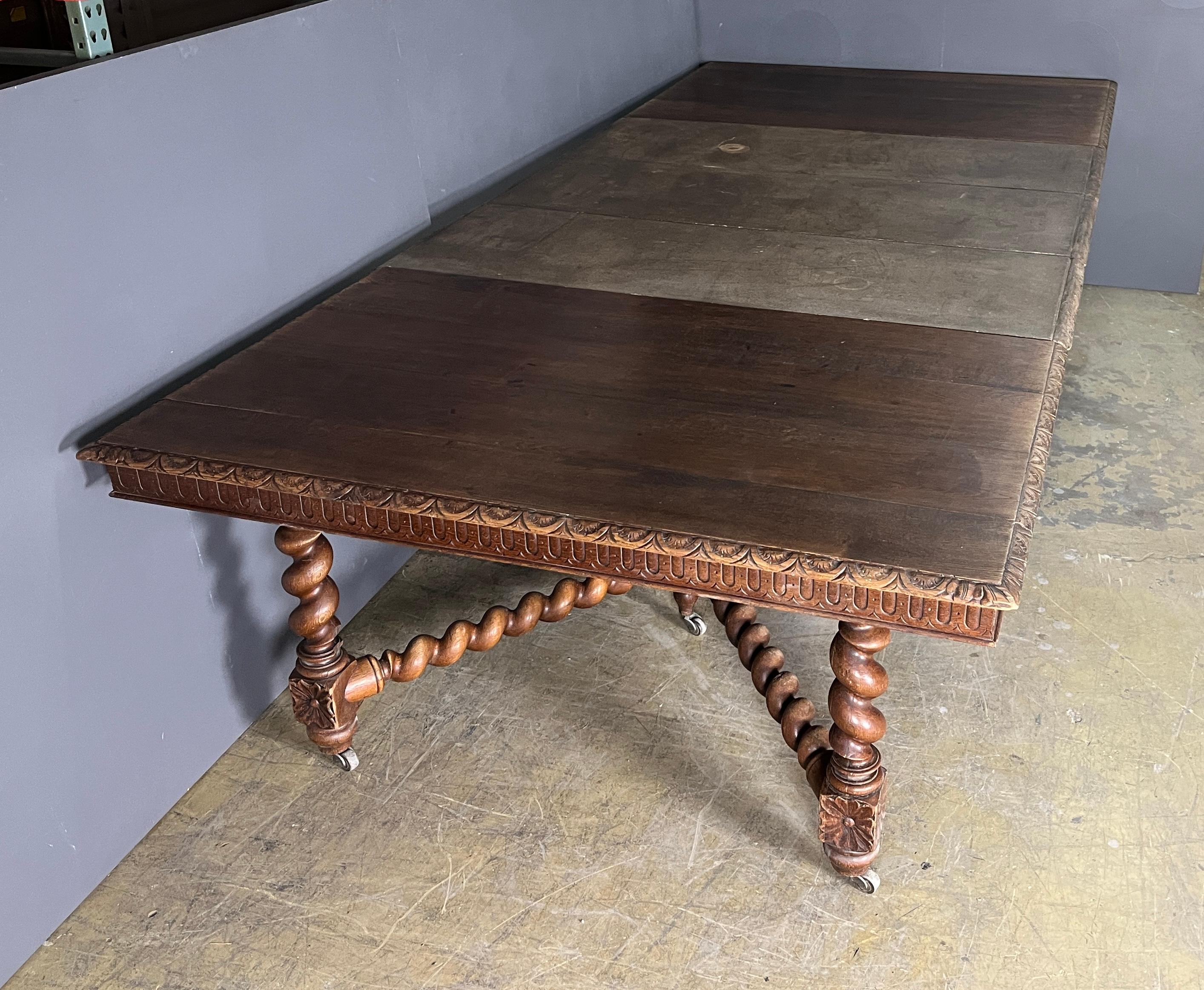 rench Esstisch Nussbaum - Elegantes ausziehbares Design
Erhöhen Sie Ihr Esserlebnis mit diesem exquisiten Esstisch im französischen Stil, der zeitlose Raffinesse und praktische Vielseitigkeit verkörpert.
✨ Merkmale:
	- •	Klassisches französisches