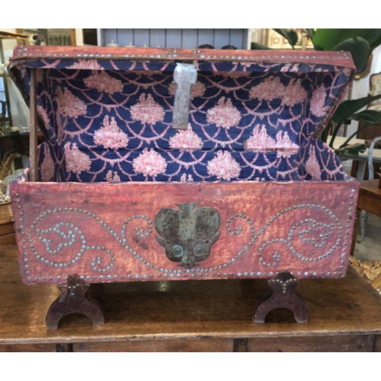 French Provincial Dowry Chest, Toile De Jouy Lined, Early 19th-Late 18th Century In Good Condition In Doylestown, PA