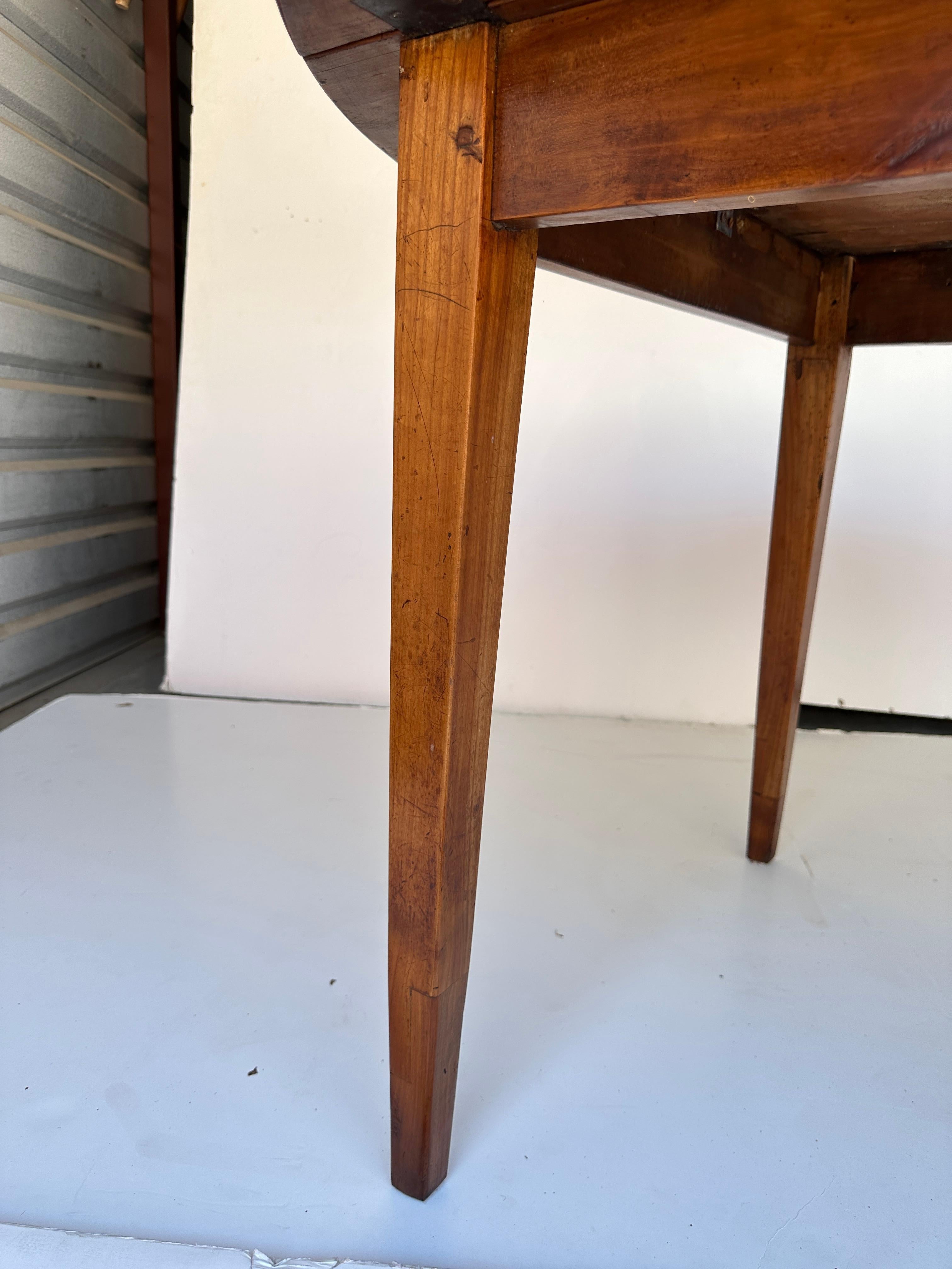 Tavolo provinciale in legno di ciliegio con piano rotondo in vendita 4