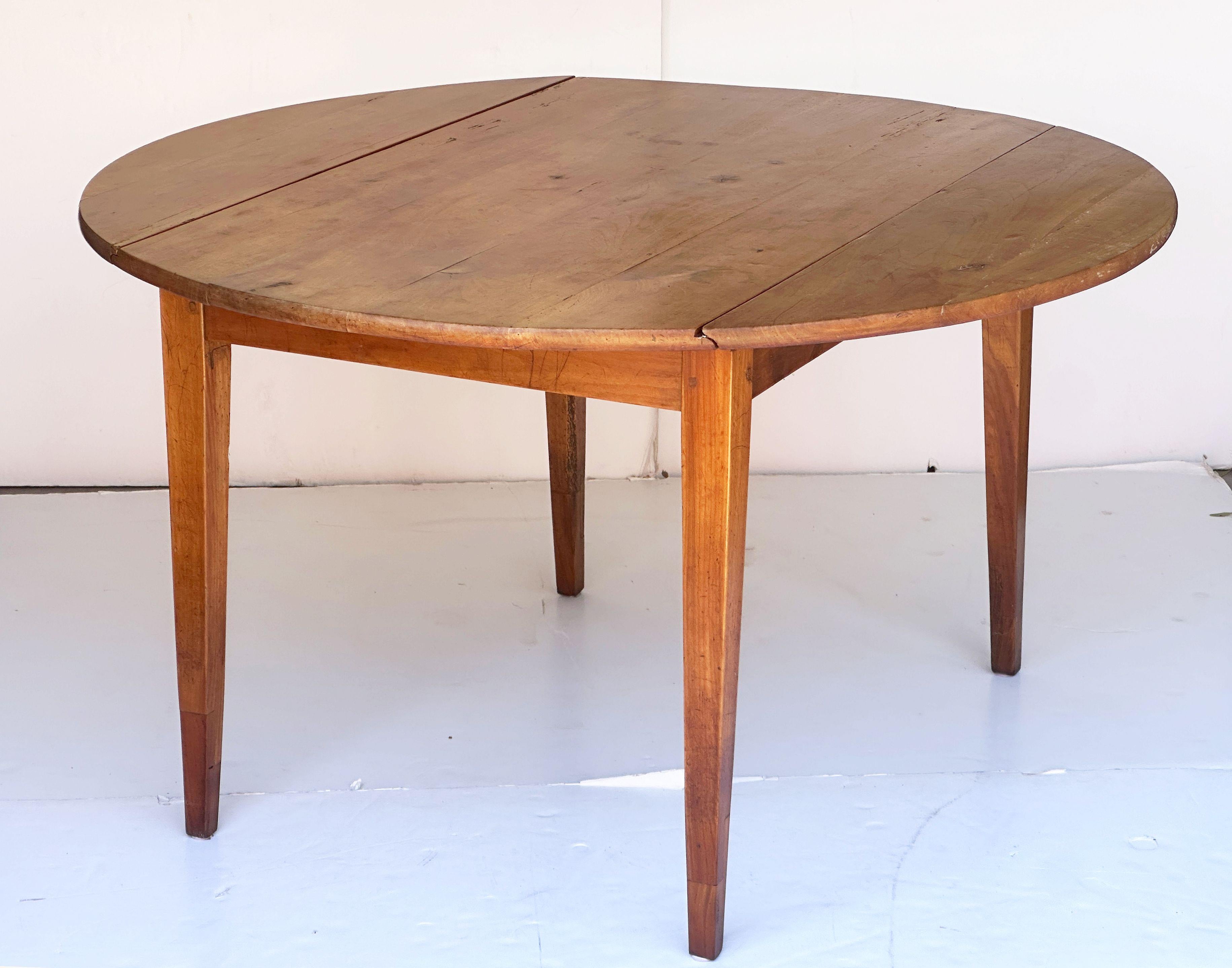 Un bel tavolo provinciale francese con ante a goccia in ciliegio massiccio con una patina calda, caratterizzato da ante a goccia che si aprono su un ampio piano rotondo o circolare (con un diametro di 53 pollici).

Dimensioni:

Aperto H. 30 1/4