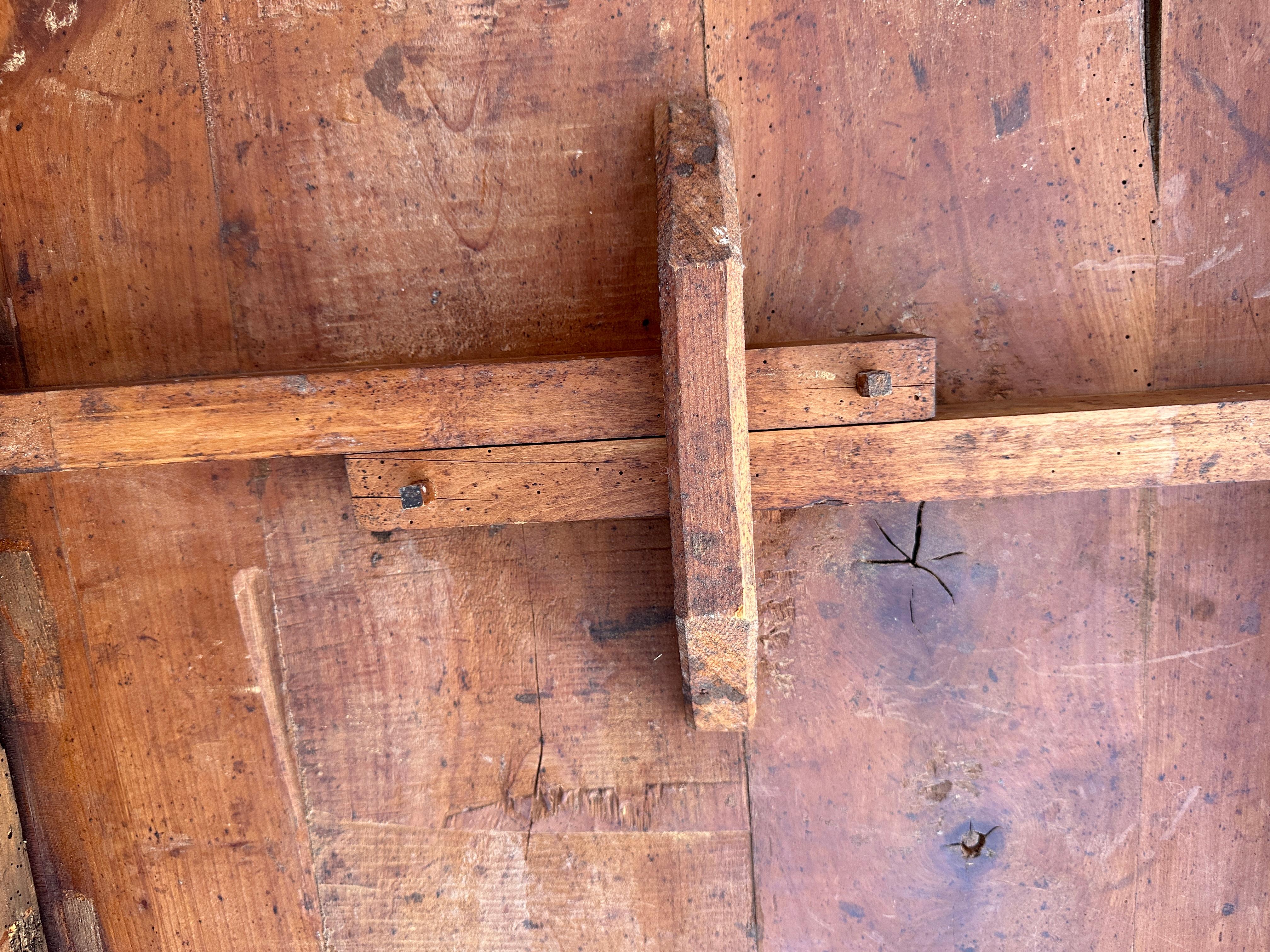 Legno Tavolo provinciale in legno di ciliegio con piano rotondo in vendita