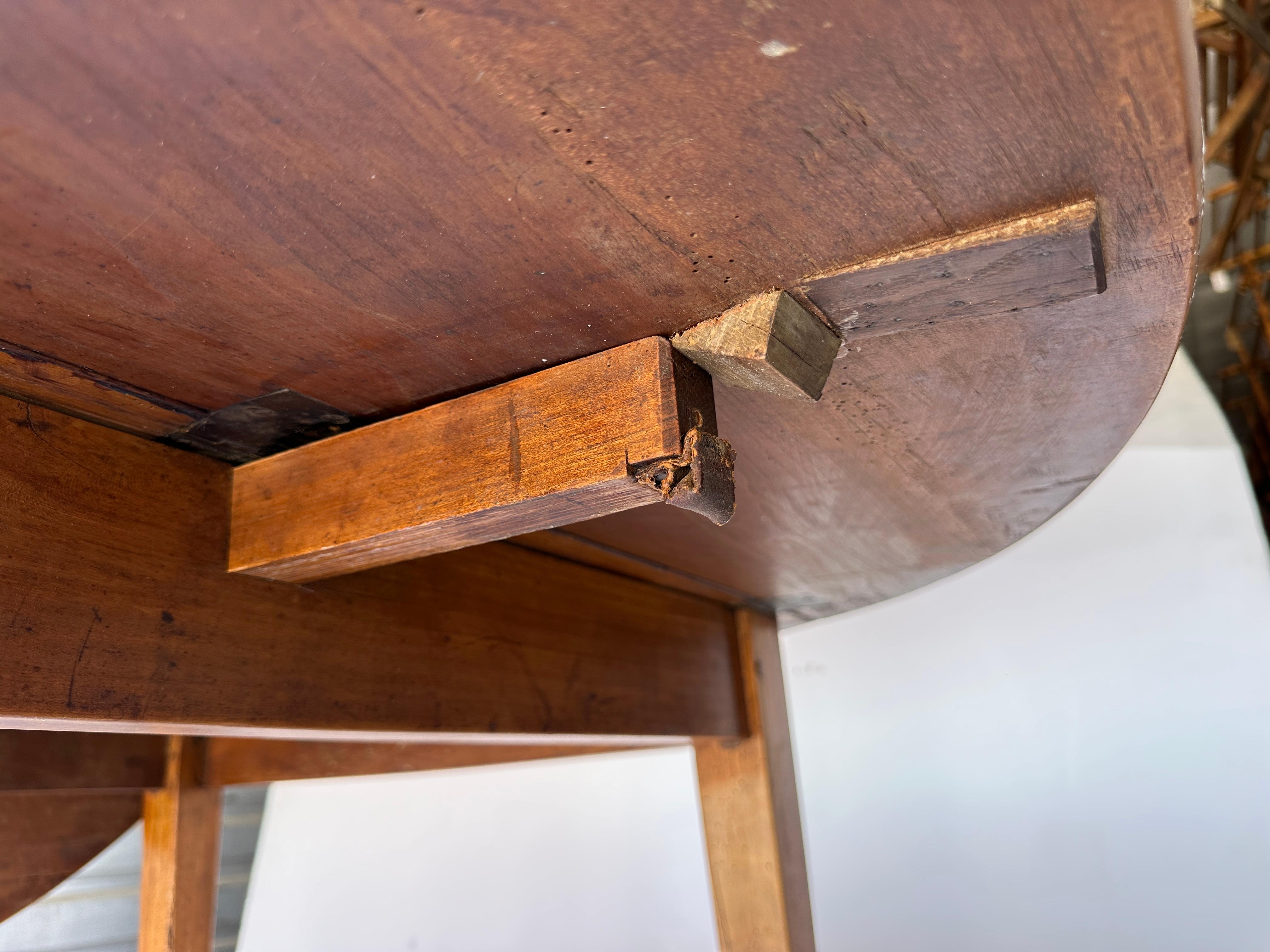 Tavolo provinciale in legno di ciliegio con piano rotondo in vendita 1