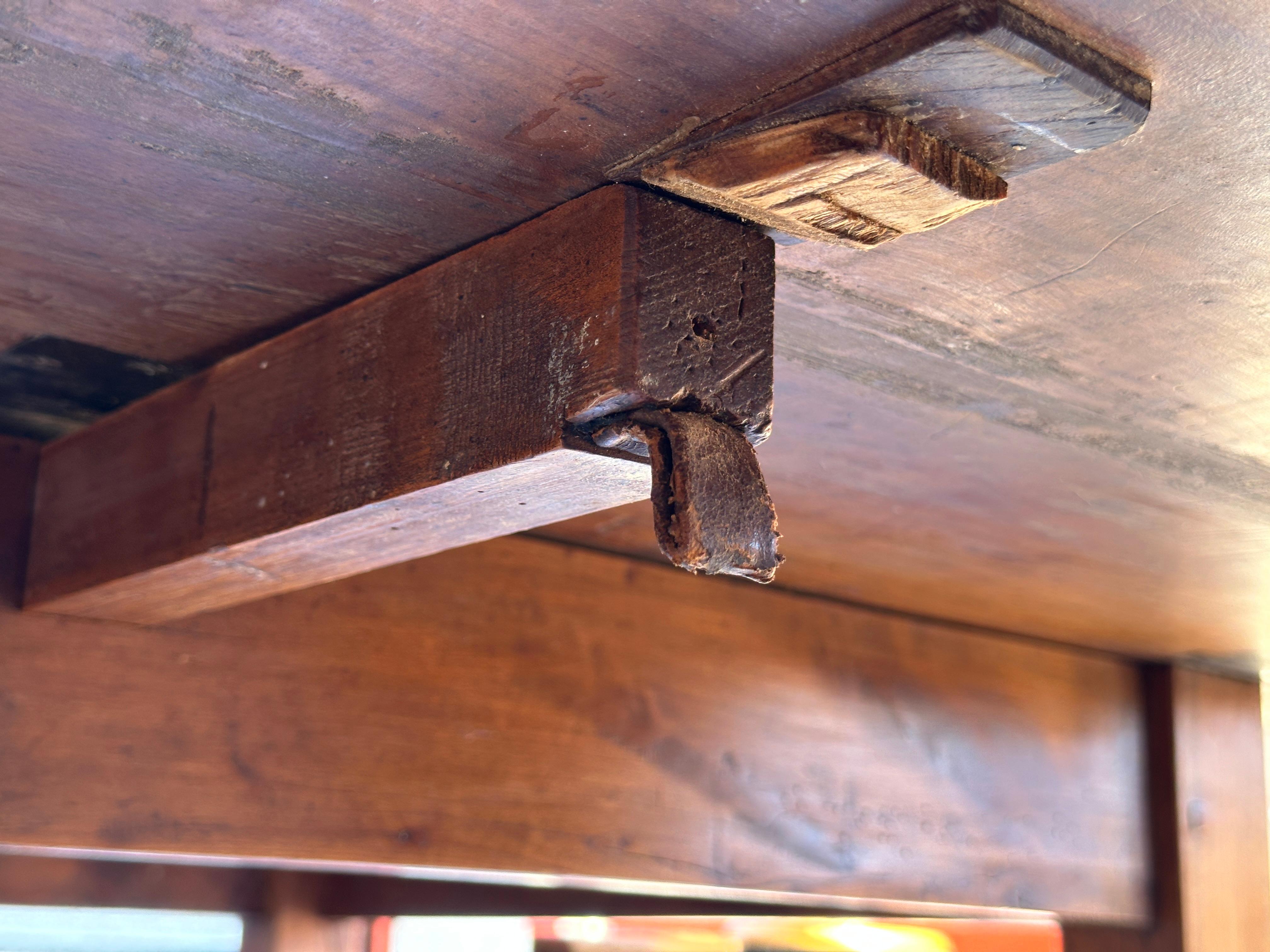 Tavolo provinciale in legno di ciliegio con piano rotondo in vendita 2